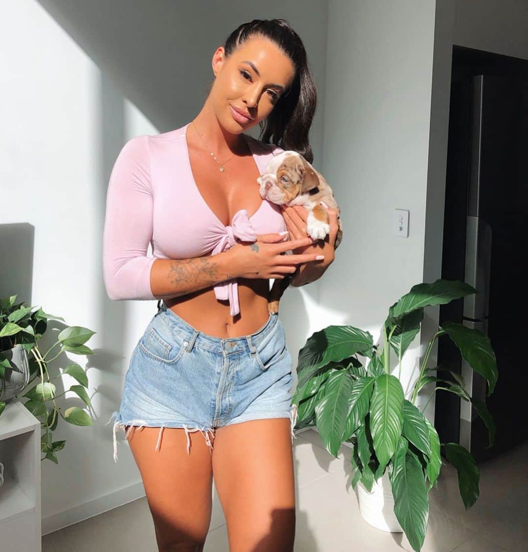 Steph Paccaさんのインスタグラム写真 - (Steph PaccaInstagram)「Yeah just living my best life 😍🐶 SWIPE >You guys know how much of a dog lover I am (obsessed) and so clearly in my element Rn. @Purebulldogsaus have these two gorgeous little bulldog pups who are looking for a new loving home! so if you’re on the Gold Coast Aus and think you’d like a new addition to your fam then please have a look @purebulldogsaus  page ☺️❤️ can confirm they are even cuter in real life 😭 A DREAMMM  #purebread #bulldogs #britishbulldog #puppy」5月29日 15時52分 - steph_paccaa