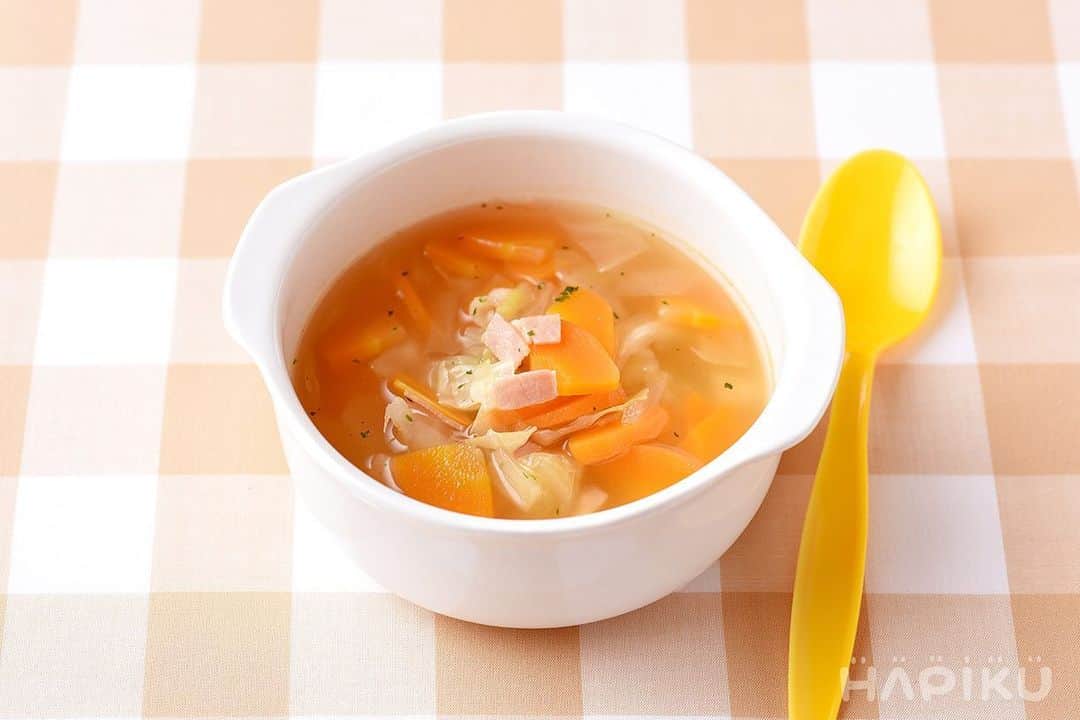 HAPIKU HAPIKU（ハピク）さんのインスタグラム写真 - (HAPIKU HAPIKU（ハピク）Instagram)「★★HAPIKUの人気レシピをご紹介★★ 【具だくさん野菜スープ】 いろいろな具の食感が楽しめるので、保育園でもとても人気のあるスープ！ 冷たいものを食べたり飲んだりしやすいこの時期。 スープでお腹を温めるのもいいね♪ ベーコンから塩分や旨みが出てくるから、調味料は少なめでもおいしく食べられるよ。 --- ●材料（幼児1人分）● ・水…120cc ・ベーコン…7g ・キャベツ…葉大1/2枚 ・たまねぎ…中1/10個 ・にんじん…中1cm弱 ・コンソメ…少々 ・塩…適宜 ・パセリ粉…適宜 --- ●作り方● ①ベーコンは1cmスライス、キャベツはざく切り、たまねぎは縦横半分に切りスライス、にんじんはいちょう切りにします。 ②鍋に水、①を加えてやわらかく煮ます。 ③野菜に火が通ったら、調味料で味付けをします。 ============================= https://shoku.hapiku.com/recipe_idea/baby/0014/ →詳細はプロフィールのリンクからもみることができるよ！ ============================== #HAPIKU #HAPIKUレシピ #幼児食レシピ #幼児食 #保育園 #保育園給食 #保育園弁当 #食育 #子育て #こどもごはん #こどものいる暮らし #新米ママ」5月29日 15時53分 - hapiku