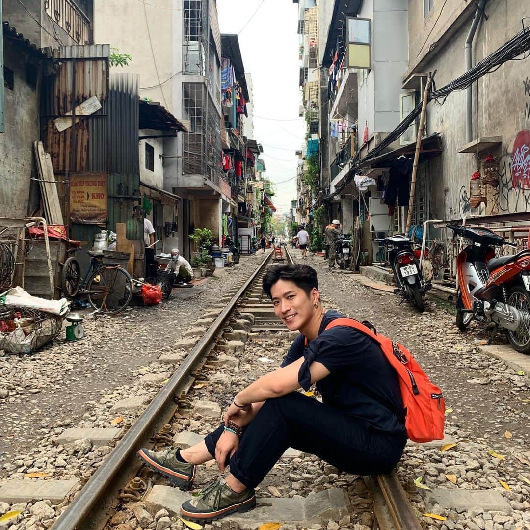 田中啓太さんのインスタグラム写真 - (田中啓太Instagram)「初ベトナム🇻🇳歴史的背景が色濃く残る街並み。やっぱり行ってみないことにはその国の歴史は語れない。旅は見聞を広め、人生観を変える。ちなみにここ、一日に数本しか電車が走ってないんです🚃 * * #ベトナム  #vietnam #ハノイ #hanoi」5月29日 15時45分 - kt_keita_tanaka