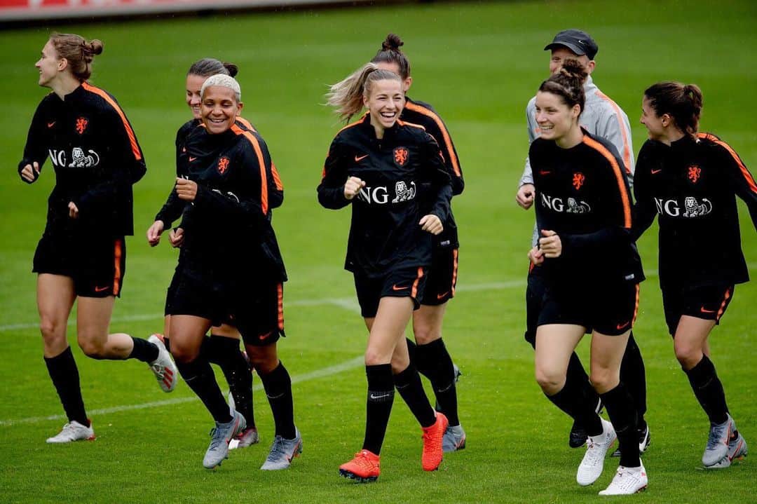 ジャッキー・グローネンのインスタグラム：「This team 😁 @oranjeleeuwinnen」