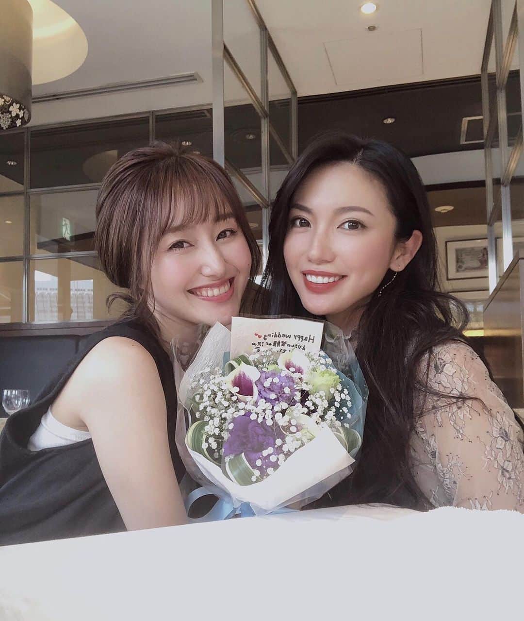 吉田愛璃のインスタグラム：「. . @asukan71 と初めてlunch🍴🌼 . 可愛い、性格いい、おちゃめで最高💯💕 気が合って楽しかった〜😂😂 . 結婚祝いでこんな可愛いお花まで😭💐 紫が好きって言ってたんでって😭そうゆう心遣いほんと嬉しいよね( ´༎ຶㅂ༎ຶ`) 早速お家に可愛くいけました❁⃘*.ﾟ . 次はどっかでかけようね〜🚗 ³₃☀︎ . . #17live #pococha #live配信 #ライバー #model #singer #横の繋がり #出会いに感謝  #女子会ランチ #スナチャで爆笑 #私のラスボス感」