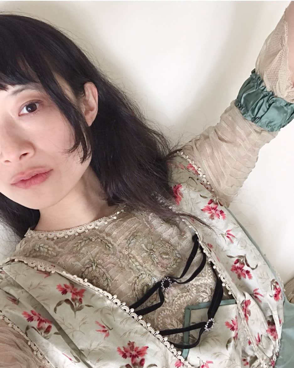 のインスタグラム：「Antique bodice 🍏 本日は臨時で17:00まで開けています。」
