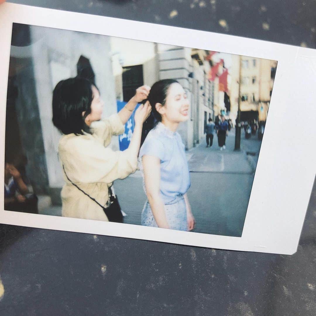 畑田萌のインスタグラム：「この旅ではヘアメイク兼マネージャーになりました。本当に頑張ったエマちん。 全撮影を終えた瞬間の、ふじこさんが撮ってくれたとてもとてもお気に入りのポラ。」