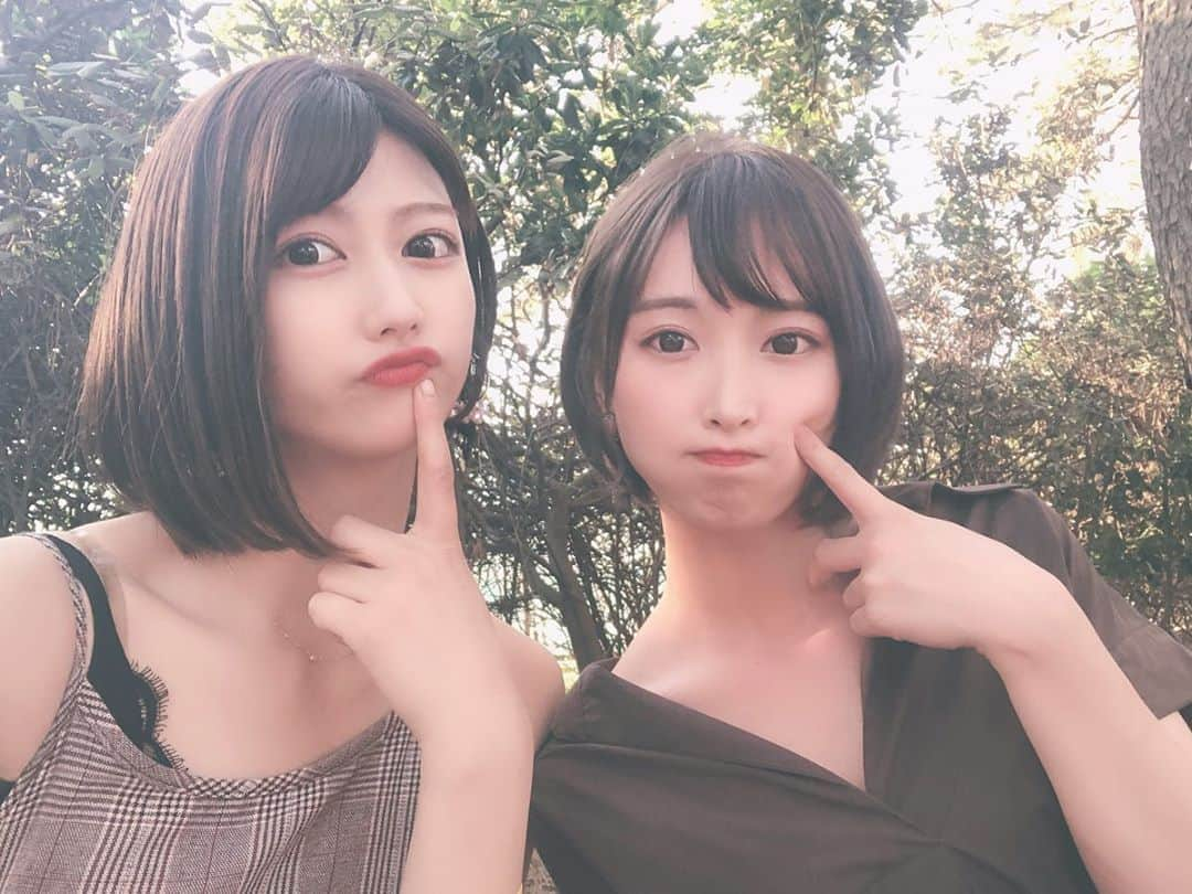 瀧山あかねさんのインスタグラム写真 - (瀧山あかねInstagram)「オフの日の投稿です✨  休日に玲奈ちゃんと初めてメトロックに参加しました🌼 お外で音楽聴くのは最高でした。  なんだろこのポーズ。 ただ、玲奈が使ってるアプリはいつも凄く綺麗に撮れて感動致します。」5月29日 21時37分 - takiyama_akane