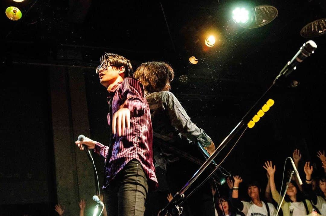 米田貴紀のインスタグラム：「地ベタリアン 大阪 ありがとうございました。 フロアライブ特有の雰囲気に、終始かなりハイなテンションで演奏していました。 最後にはニシカズの誕生日も祝えましたし、最高の夜でしたね🎂 photo  byユキちゃん #夜の本気ダンス  #地ベタリアン #大阪MUSE」