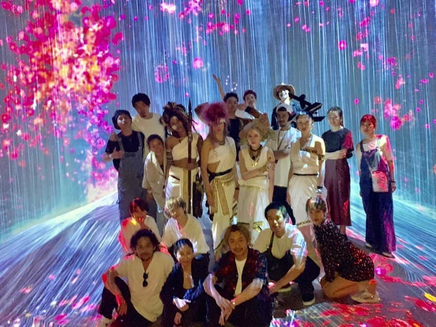 朝日光輝さんのインスタグラム写真 - (朝日光輝Instagram)「✨TOKIO INKARAMI × team Lab✨ とても楽しい時間でした✨  皆様！ありがとうございました🙏✨ * * * * * * * * * #hairshow #hairshows #ヘアーショー #TOKIOSTARSDAY #チームラボ #teamlab #ボーダレス #TOKIOトリートメント #TOKIOINKARAMI #TOKIOインカラミ #トキオインカラミ #インカラミ #TOKIOIE #ヘアケア #イフイング #TOKIOSTARS #美容 #サロンシャンプー #サロントリートメント #ドクタージュニア #DrJr #ヘアスタイル  #art #interactiveart  #artinstallation  #artexhibition  #futurepark  #chinatravel  #guangzhouart  #アート」5月29日 21時37分 - mitsuteru_asahi