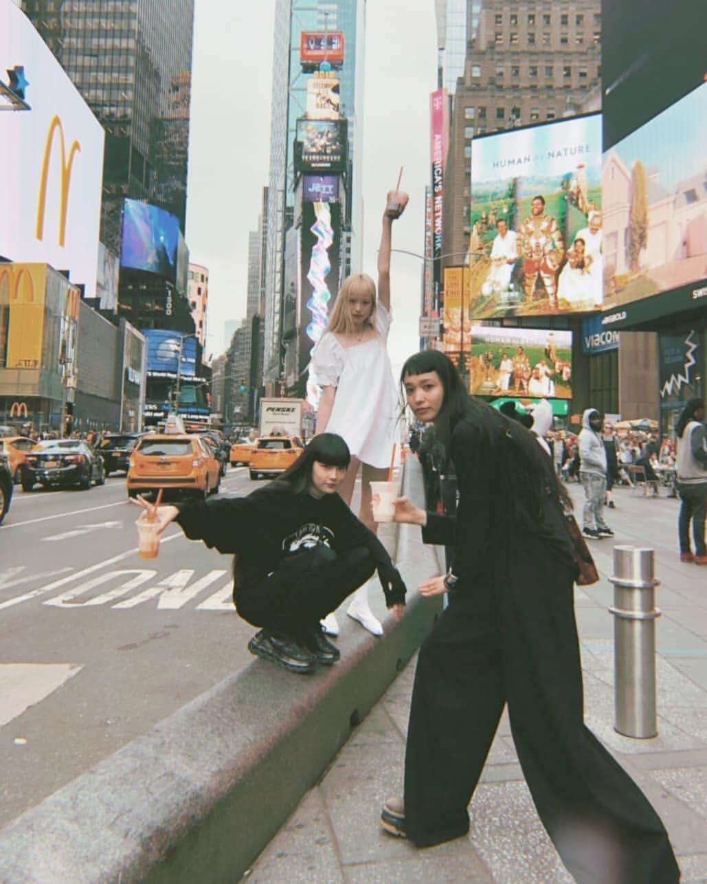 フェルナンダ・リーのインスタグラム：「The three juice drinkers who wanted to go swimming only to end up drowning in rain 🌧 〰️〰️👩🏻👱🏻‍♀️👩🏻〰️〰️ 三人泳ぎたいジュース飲むたちは 雨で溺れられました🛀  #kikilala and kozuesan #kikilalakimoto」