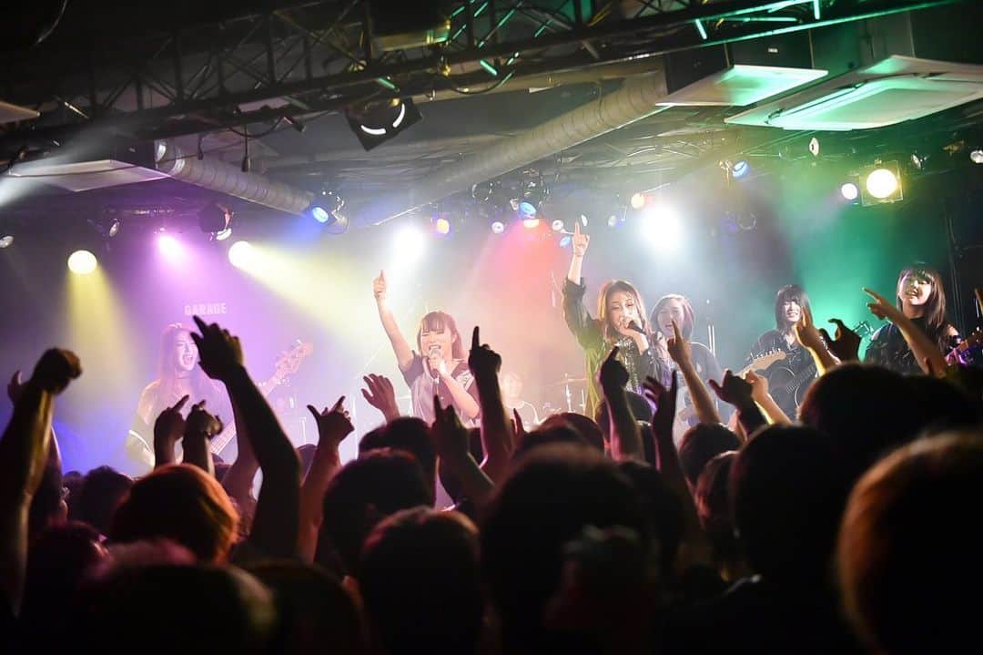ワーナーミュージック・ジャパンさんのインスタグラム写真 - (ワーナーミュージック・ジャパンInstagram)「ザ・コインロッカーズ  メンバー39人総出演の初ライブを下北沢で披露🎶✨ ・ ライブレポートはワーナーミュージック・ジャパンのFacebookにて公開中‼️ ・ #コインロッカーズ #LIVE #ライブハウス #バンド」5月29日 21時38分 - warnermusic_jp