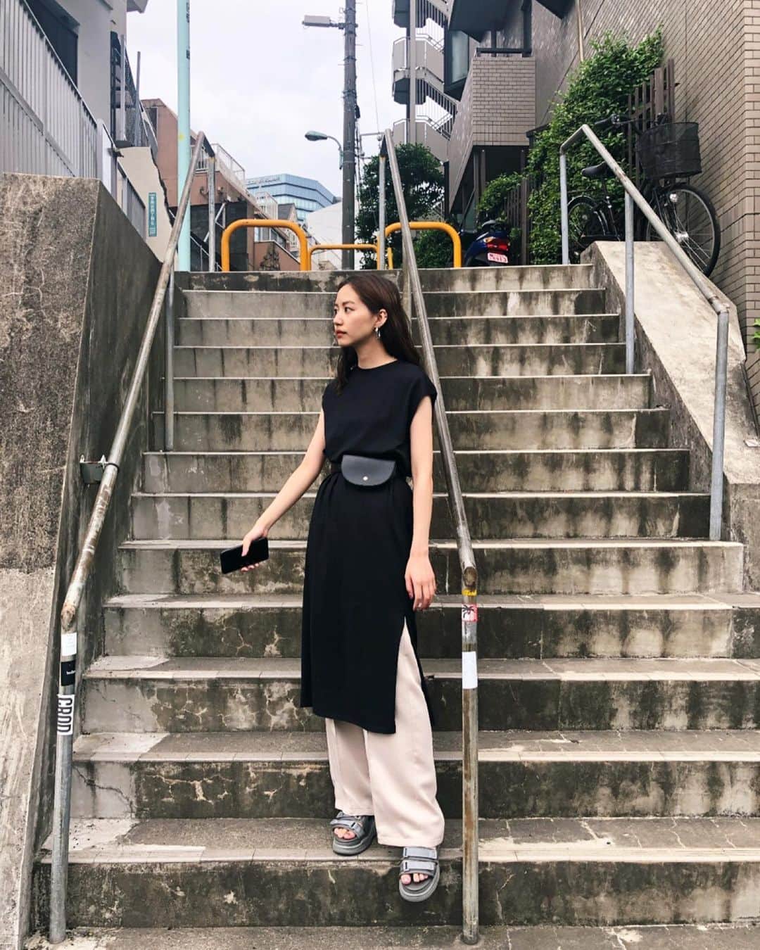 Shiho Sasakiのインスタグラム：「インスタライブでも紹介していた @moussystudiowear のスニーカーサンダル👟 ついに明日5/30〜発売スタートだよ👏 人と被らない絶妙なカラーのGRYがイチ推し💚 #MOUSSY#MOUSSYSNAP#MOUSSYSTUDIOWEAR」