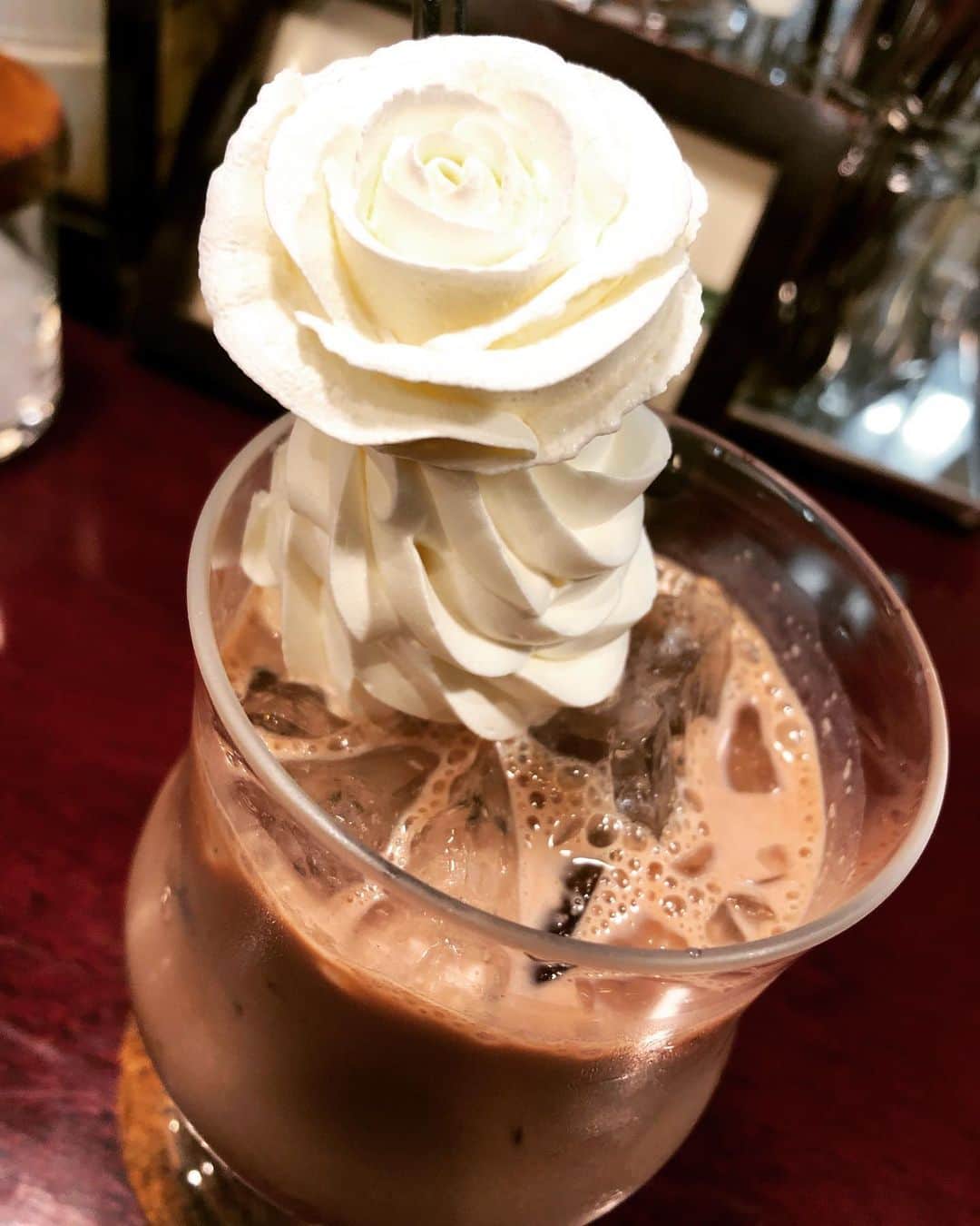 IZAMさんのインスタグラム写真 - (IZAMInstagram)「『薔薇って生クリームでも素敵。』 アイスココアが大好きです。 ここの生クリームは薔薇になってます。  なんて素敵なヴィジュアルなのでしょうか。 うっとりです。  #昭和 #昭和からある喫茶店 #ココア」5月29日 16時14分 - izam_official_