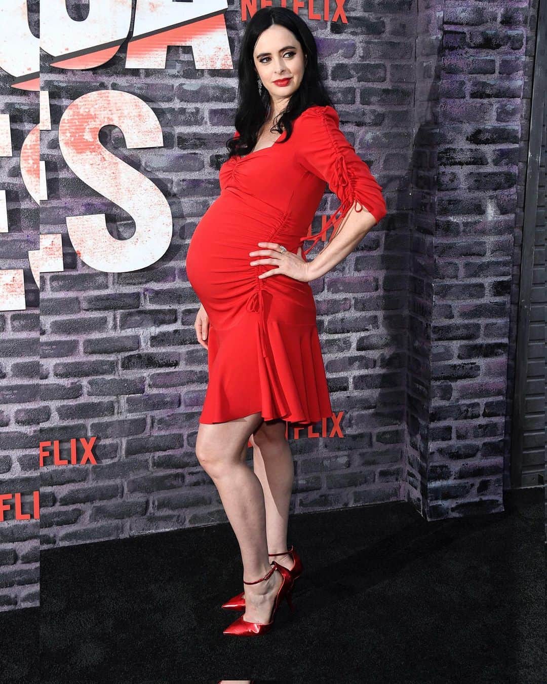 Just Jaredさんのインスタグラム写真 - (Just JaredInstagram)「Mama-to-be @therealkrystenritter shows off her growing baby bump at the #JessicaJones premiere! #KrystenRitter Photos: Getty」5月29日 16時16分 - justjared