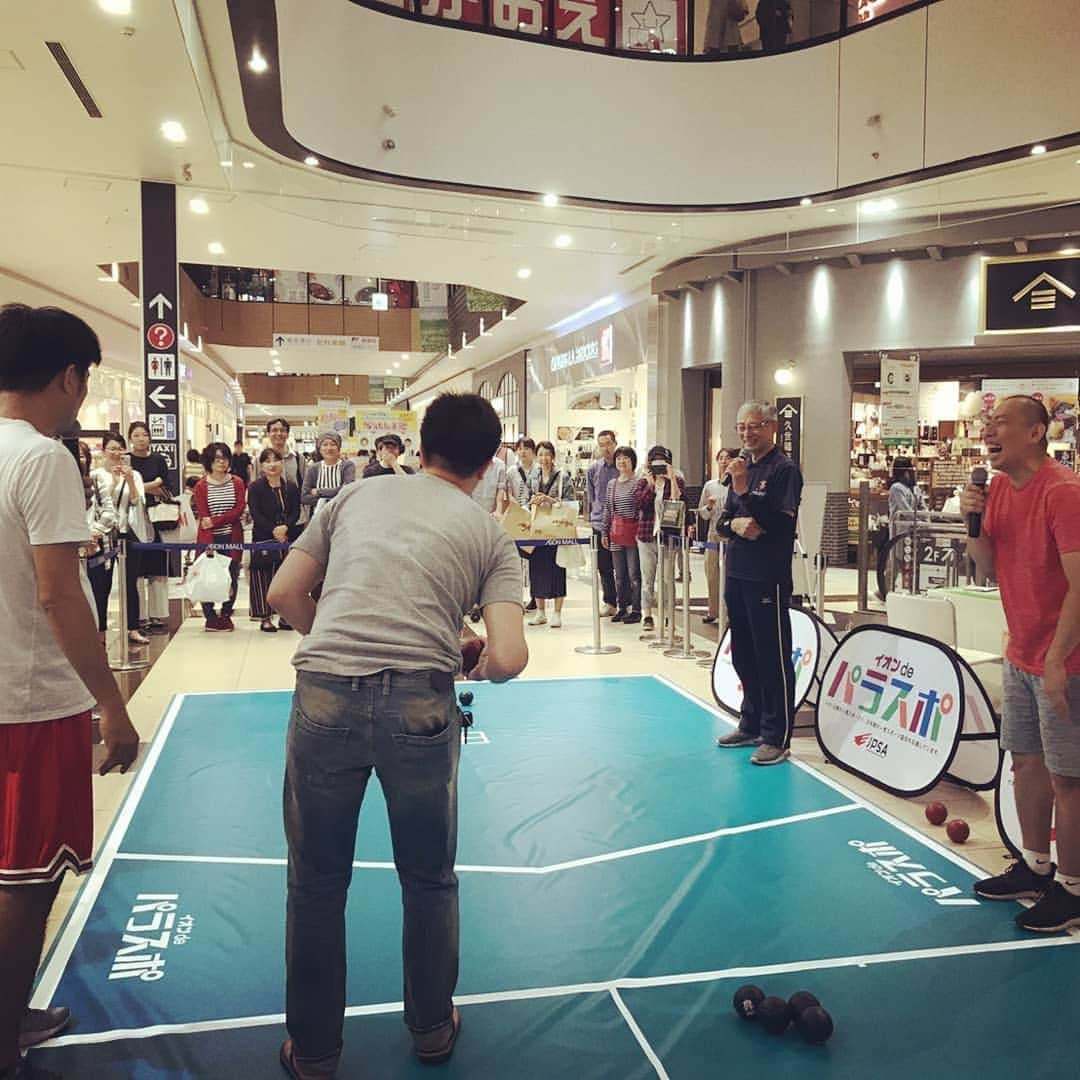 松本康太さんのインスタグラム写真 - (松本康太Instagram)「『イオンdeパラスポ』ボッチャ体験&車イスバスケット体験をイオンモールにいるお客さんに体験してもらうイベントでした(^-^)♪2020東京オリンピックパラリンピックにむけて、パラスポーツを知ってもらいたいです♪ボッチャは誰でも気軽にできる面白いスポーツなのです♪  #ボッチャ #楽しい #スポーツ #イオン #イオンモール #パラリンピック #パラスポーツ #イオンdeパラスポ #パラスポ #レギュラー #あるある探検隊 #レギュラー松本」5月29日 16時28分 - aruarutankentai.matsumoto