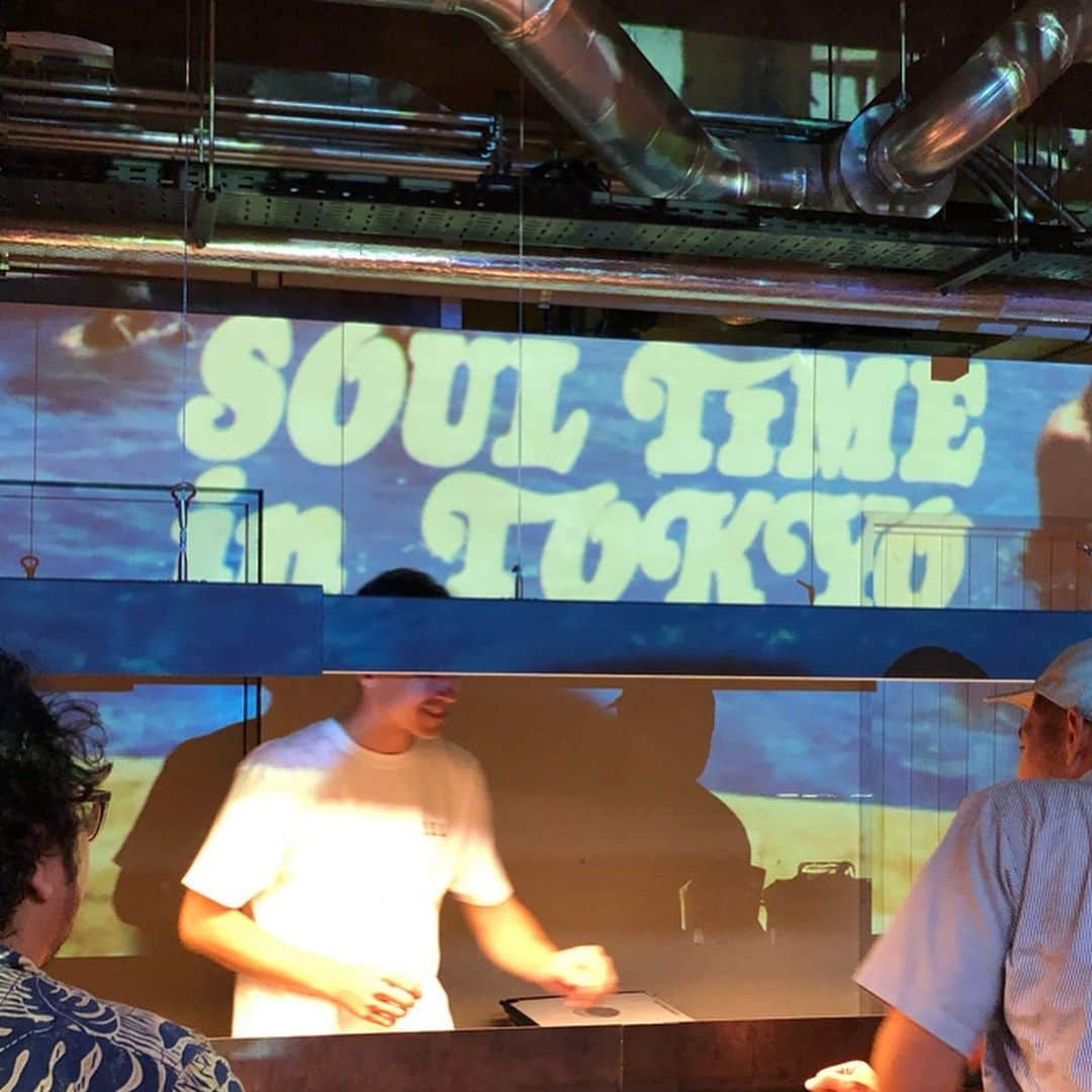 サイトウジュンさんのインスタグラム写真 - (サイトウジュンInstagram)「SOUL TIME IN TOKYO 2019 DAY2 "Day Time Disco Party" お越しいただいた沢山の皆様、ありがとうございました〜！！😎⛱- - ３年目にしてのDAYTIME開催、いかがでしたでしょうか〜。ALOHA GOT SOULのウォームアップセットから始まり（これ最高でした）、Yamaさん、Notoyaくんと間違いないレギュラーチーム、新たに加わってくれたKashifくん、Gemさんの素晴らしいプレイからの、マリアンヌ＆ギルのライブ。オリジナルとAGSハワイアンレアグルーヴクラシック、さらにソウルクラシックまで織り交ぜ、アイランドフレイヴァーで仕上げるという極上のライブでした！その後は、AGSとニューカマー、DJ Vinyl Don from LA（VIBESの塊、最高！）、自分、そしてB2Bと気づけば予定終了時刻を大幅にオーバー。と、なんとなく予想はしてましたが（笑）、おかげさまで、終始GOOD MUSIC、GOOD VIBESの素晴らしいパーティでした！あらためて皆さま、本当にありがとうございました！！ハワイとトーキョーのなんとも良い感じの交差点！また次回のSOUL TIME IN TOKYOでお会いしましょう！！BIG MAHALO！！😎⛱🌴💯- - - TOKYO CULTUART by BEAMSで開催のALOHA GOT SOULのロジャー・ボングによる写真展『TIME IN A HALF』は本日最終日になります。AGSマーチや、エクスクルーシヴなコラボアイテムなど残りわずかということで、是非この機会にお見逃しなく、です！  そして、今週金曜日から"SOUL TIME IN KYOTO"がJazzy Sport Kyotoで開催。自分も初日に参加します！よろしくお願いします〜！😎⛱ - - Special Thanks- - 東日本橋 @citan_tokyo  コナビール @konabeerjapan  BEAMS @tokyo_cultuart  カクバリズム @kakubarhythm_instgram  タクちゃん @meandmyburrito - Notoya君の出張レコ屋- - DJs： ALOHA GOT SOUL (Hawaii) @alohagotsoul  DJ Vinyl Don (Los Angels) @djvinyldon  DJ Notoya @notoyeah  DJ yama @dj_yama_groovemasters  Gem (Palm Babys) @gem_palmbabys  Kashif (GDJ / PPP) @kashif_guitar_official - - Live： Maryanne Ito @maryanne_ito  Gilbart Batangan @gilly_hix - - Day1 川辺ヒロシ @firoshi1  HAPPFAT @happfat - #alohagotsoul #soultimeintokyo  #konabeer #HawaiianRaregroove #Hawaii #いわゆる最高なヤツ」5月29日 16時20分 - jxjxysig