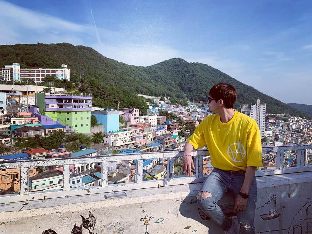 ペク・ミニョンさんのインスタグラム写真 - (ペク・ミニョンInstagram)「A colorful village 🏠 #감천문화마을」5月29日 16時22分 - minhyun_112