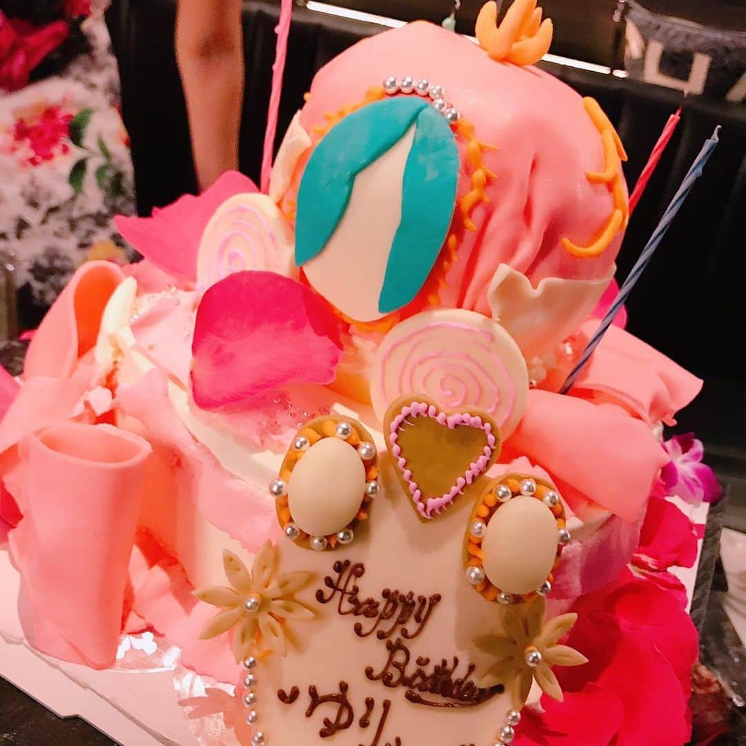 市原佑梨さんのインスタグラム写真 - (市原佑梨Instagram)「理想なタイプすぎる可愛いお誕生日ケーキを全身全霊光のスピードオーダーほんとにいつもいつもありがとうすぎます😭🎂💕💕✨ ピンクにバラに馬車に可愛すぎて私はknock out🤪♥️♥️♥️ #birthdaycake#birthdaycakeideas#お誕生日ケーキ#誕生日ケーキ#誕生日動画」5月29日 16時24分 - yuri_ichihara
