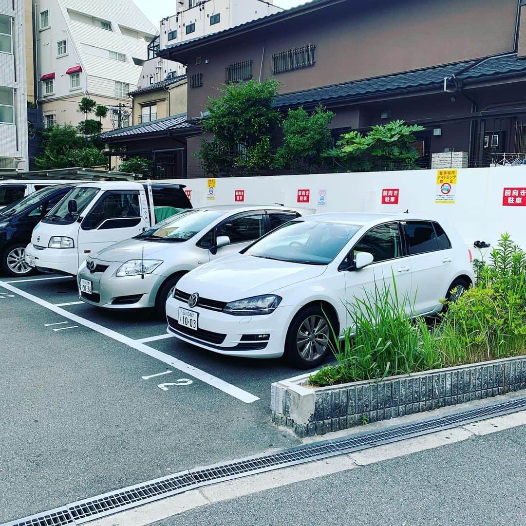 松尾貴史さんのインスタグラム写真 - (松尾貴史Instagram)「#中崎町 にて。  #前向き駐車 の意味を全員が間違っているのか、 停めにくいし出しにくいので敢えてなのか。」5月29日 16時26分 - kitsch.matsuo