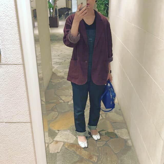 chikako0824のインスタグラム：「楽ちんカジュアルコーデ。久々、サロペットはきました。履いてるタビはペイントと知らずに買ってしまいどんどんシルバーになっていってます。 これも味なのかな？と納得。  #roku  #balenciaga  #isabelmarant  #maisonmargiela  #ロク  #バレンシアガ  #イザベルマラン  #メゾンマルジェラ  #50代ファッション  #50代コーデ」