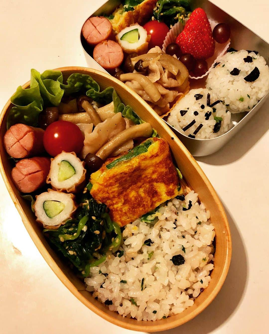 甘糟記子さんのインスタグラム写真 - (甘糟記子Instagram)「火曜日のお弁当( ^ω^ )  豚としめじの中華炒め、ニラ卵焼き、竹輪きゅうり、ほうれん草ナムル、トマト、ウィンナーです(๑˃̵ᴗ˂̵) 昨日は幼稚園の懇親会もあったり。 年長さんともなると、皆さん顔見知りで変な緊張もせず、楽しくご飯が食べられて楽しかったです(≧∀≦) その後お迎えまでの時間に、ヘアメイクの森さんがやってるエステサロン、ロイボーテにてソニックフィットを試してきました〜！ 小顔だけでなく、肌質もよくなる最新機械！  みかりんから顎のラインが綺麗になるよ、って言われてたけど、頰のあたりもふっくら上がった気が？！ 普段のケアといえば、スーパーオーディオの卵殻膜パワーくらいなので（笑）、たまには刺激になっていいですね！  #甘糟ご飯#ご飯#昼ごはん#ランチ#ランチボックス#弁当#曲げわっぱ#わっぱ弁当 #にら玉#japanese#japanesefood #japanesestyle #bento#lunch#lunchbox #ロイボーテ#ソニックフィット」5月29日 16時30分 - norihey924