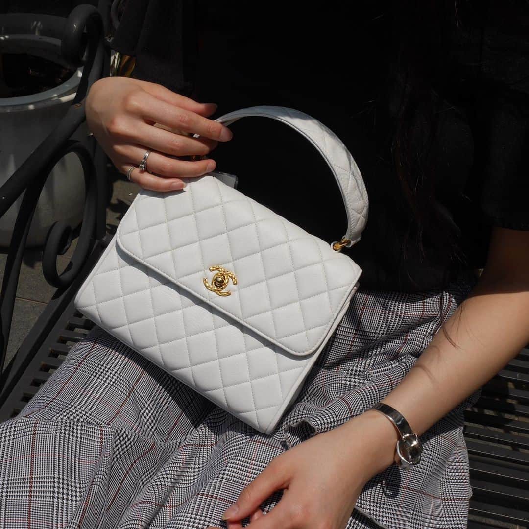 Vintage Brand Boutique AMOREさんのインスタグラム写真 - (Vintage Brand Boutique AMOREInstagram)「SOLD OUT. Vintage Chanel lamb skin hand bag. >>>Free Shipping Worldwide✈️ DM for more information ✉️ info@amorevintagetokyo.com  #ヴィンテージ #シャネル  #ヴィンテージシャネル #ヴィンテージブランドブティック #アモーレ #アモーレトーキョー #表参道 #青山 #東京 #chanel #vintage #vintagechanel #chanelvintage#amoretokyo #amorevintage #vintageshop」5月29日 16時34分 - amore_tokyo