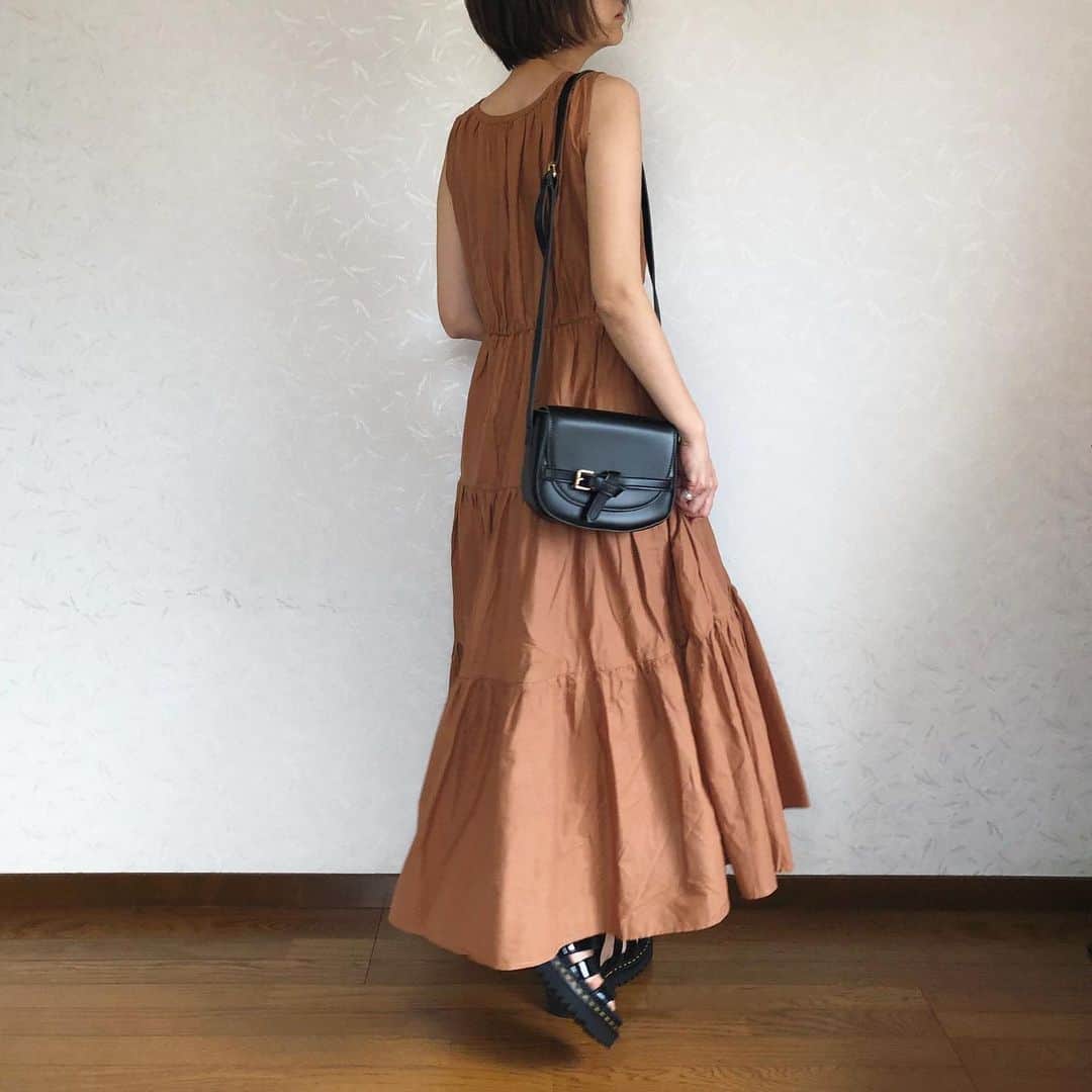 ak_m1120さんのインスタグラム写真 - (ak_m1120Instagram)「髪を切ったら、甘めのワンピースにも挑戦できるようになりました💇‍♀️ . . . . . 少し高めのウエスト位置なので、スタイルアップ効果あり♡ . . . . op#urs_official @urs_official . . . . #urs_styling #outfit #ootd #locari #drmartens #onepiece #ママファッション #ティアードワンピース #ワンピース #キャメル #サンダル #夏 #プチプラ #ユアーズ #wear更新」5月29日 16時40分 - ak_m1120