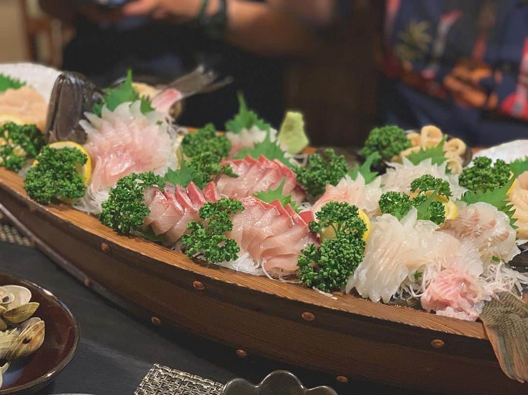 Metisさんのインスタグラム写真 - (MetisInstagram)「北海道の伊達市。この日の夜も大盛り上がりなライブ！ 打上げでこんな豪華な刺し盛りが🚤🐠🐠🐠頑張ってよかった。 美味しかったなぁ。 最後魚がタバコくわえて帰ってきた！笑笑  Metis  #Metis #officeonelove #伊達 #北海道 #ごちそうさまでした#美味しかった#CRAY_G」5月29日 16時41分 - metis_0328