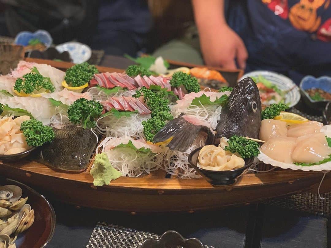 Metisさんのインスタグラム写真 - (MetisInstagram)「北海道の伊達市。この日の夜も大盛り上がりなライブ！ 打上げでこんな豪華な刺し盛りが🚤🐠🐠🐠頑張ってよかった。 美味しかったなぁ。 最後魚がタバコくわえて帰ってきた！笑笑  Metis  #Metis #officeonelove #伊達 #北海道 #ごちそうさまでした#美味しかった#CRAY_G」5月29日 16時41分 - metis_0328