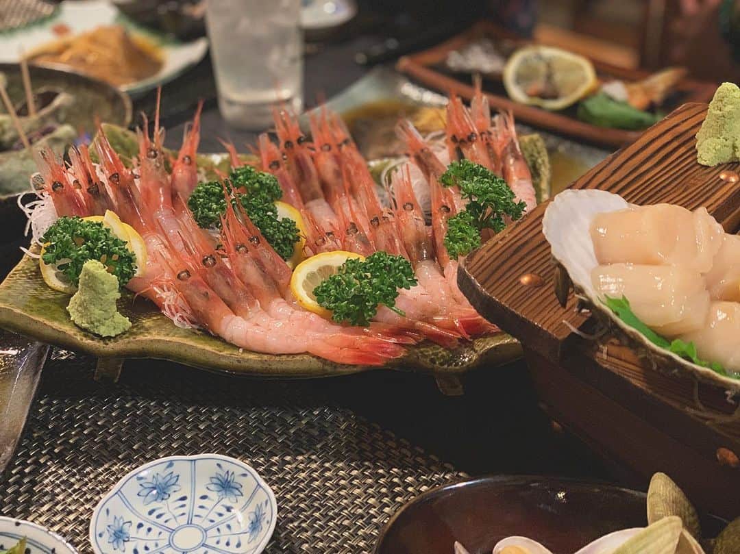 のインスタグラム：「北海道の伊達市。この日の夜も大盛り上がりなライブ！ 打上げでこんな豪華な刺し盛りが🚤🐠🐠🐠頑張ってよかった。 美味しかったなぁ。 最後魚がタバコくわえて帰ってきた！笑笑  Metis  #Metis #officeonelove #伊達 #北海道 #ごちそうさまでした#美味しかった#CRAY_G」