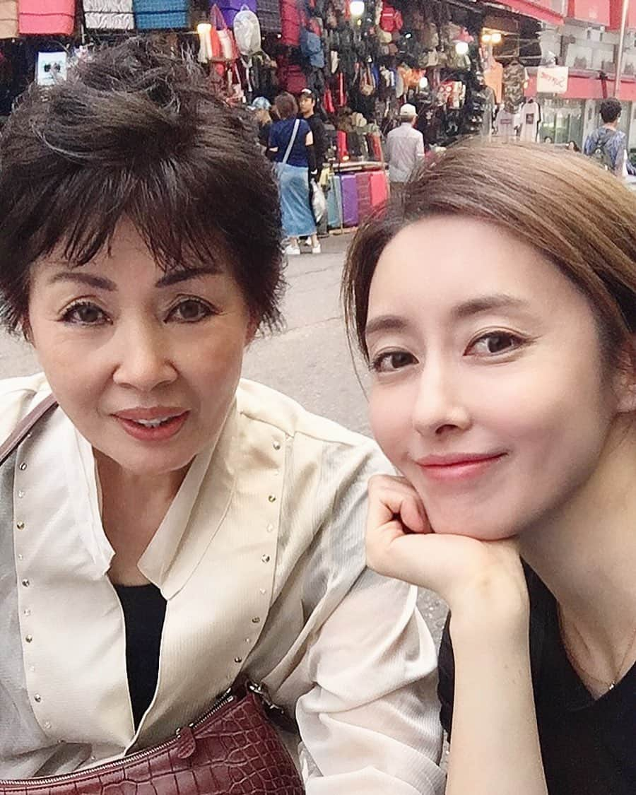 高木りなさんのインスタグラム写真 - (高木りなInstagram)「Welcome to Korea🇰🇷🙌🏻✨ 母が韓国に遊びに来ました。ひたすら観光地を巡ってます。엄마랑 나랑 서울에서 상봉💗 . #엄마와딸 #모녀지간 #이산가족상봉 #母と娘 #母娘の時間 #韓国旅行 #ソウル #韓国 #海外生活  #motheranddaughter #trip #seoul #korea #thankyou」5月29日 16時43分 - rinasvoyage