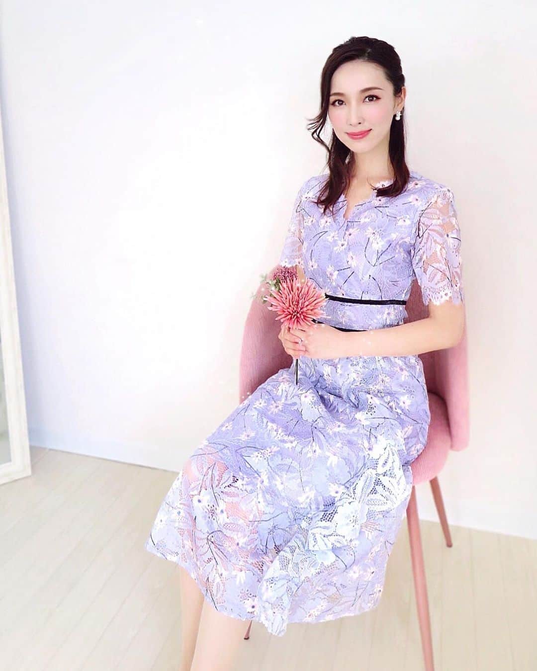 のインスタグラム：「先日のご報告に沢山の温かいメッセージを頂きまして本当にありがとうございました🌸﻿ ﻿ より一層精進してまいりますので、﻿ これからもどうぞよろしくお願い致します☺️✨﻿ ﻿ 本日は、株式会社プリエーヴ代表取締役社長として﻿ 初めてのインタビュー取材をして頂きました‼︎﻿👗 ﻿ どんなことを話そうかな。。と緊張していましたが、スタッフさんが皆様女性の方で♡﻿ 楽しくワイワイとお話ししていたら、時間が過ぎるのがあっという間でした🥰﻿ ﻿ どの媒体さんかなど詳細はまた、﻿ 情報解禁になりましたらお知らせしますね‼︎﻿ ﻿ ☑︎dress﻿ @montresorsaki  にて来月発売予定* ﻿#montresor #モントレゾール  #selectshop #セレクトショップ ﻿ ┈┈┈┈┈┈┈┈┈┈┈┈┈┈┈┈ #インタビュー #interview #取材 #記事 #起業 #起業家 #女性起業家 #女性社長 #レディースファッション#会社 #登記 #道のり #目標 #理念 #経営者 #会社作り #働き方 #撮影 #自立 #セルフプロデュース #マネージメント #management #セルフマネージメント #workingwoman #workingwomen #howtowork」