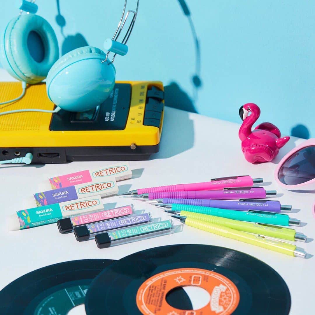 のインスタグラム：「. レトリコからアメリカの80'sをイメージしたビビッドカラーを7月中旬に発売します☺︎ . #レトリコ #筆記具 #文房具 #文具 #文房具好きな人と繋がりたい #文具女子 #勉強 #勉強垢 #勉強垢さんと繋がりたい . #サクラクレパス #桜 #クレパス #sakuracraypas #sakura #craypas #sakura_gram #sakuragrammer」
