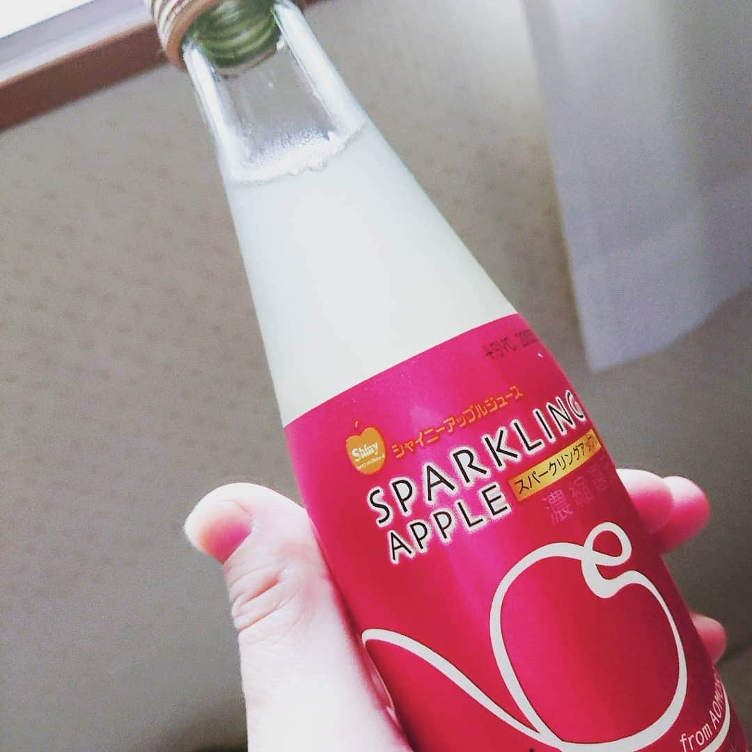 KAORUさんのインスタグラム写真 - (KAORUInstagram)「お風呂上がりの一杯！ 青森で頂いた このリンゴジュース、うまっ！！！ あっ、お風呂終わりました(笑)  #Marvelouspro  #お風呂 #リンゴジュース #スパークリング」5月29日 16時52分 - yukisaku_88