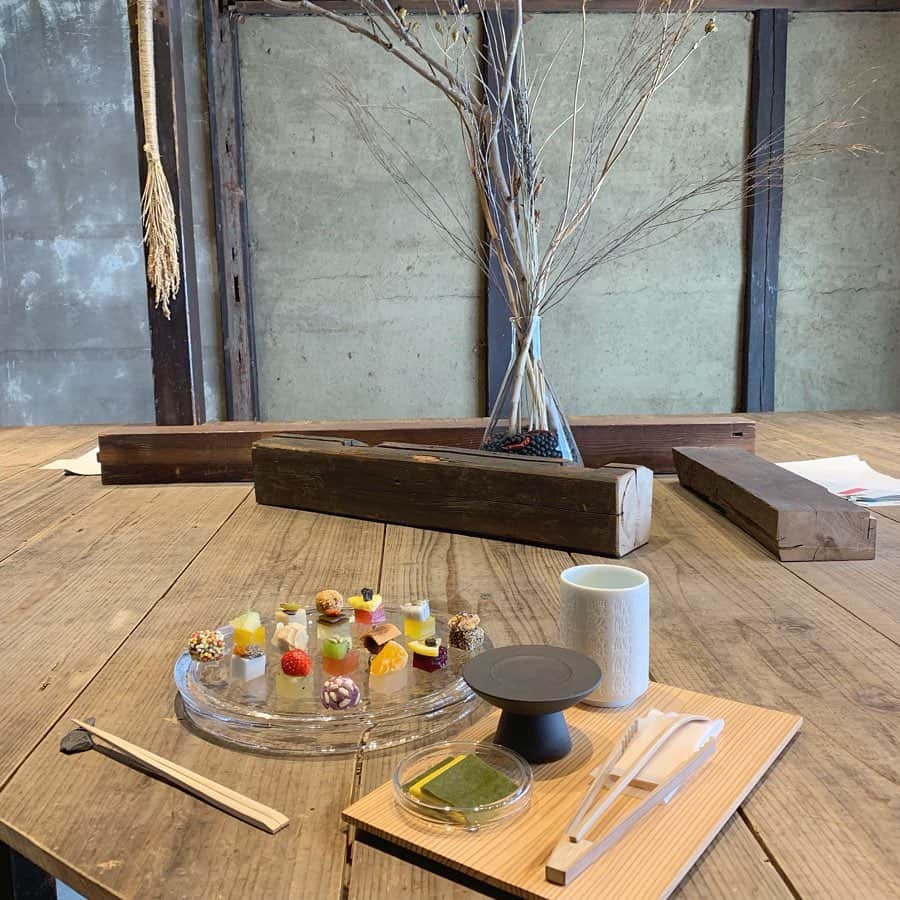 石田一帆さんのインスタグラム写真 - (石田一帆Instagram)「. 撮影で京都へきています♡ . ここは撮影でいった A WOMB こころみ。 THE 京都のような町家で雰囲気抜群◎ . 彩り豊かで美しい手織り菓子🌼 湯のみに入ってるのは乳餡という白味噌の ソフトクリームに抹茶パウダーが🍵♡ 甘じょっぱくて癖になるおいしさ、、🤤 . 手織り菓子は クレープ生地や最中にのせていただいたり 乳餡にいれて食べたりそのまま食べたり。 いろんな楽しみ方があっておもしろかったです♡ . #ik_travel#ik_kyoto#kyototrip#kyototravel#kyoto#awomb#trip#travel#awombこころみ#あうーむ京都#あうーむ#こころみ#手織り菓子#京都#京都旅行#京都観光#京都カフェ#カフェ」5月29日 16時58分 - ishidakazuho