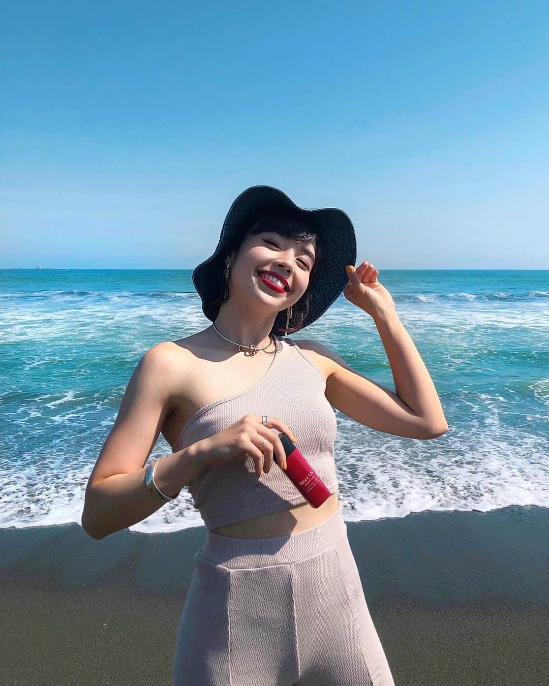 クレイトン愛さんのインスタグラム写真 - (クレイトン愛Instagram)「この前の週末は、地元の海のお祭りに行ってきたよ〜🌊💙 毎年恒例で友達と行ってるから、今年も行けてよかったな🥰 ・ 1日海にいたから、バッチリ日焼け対策もしたよ🤔 ✔︎服を着てからじゃなくて、着る前にしっかり塗り込む。(特にデコルテ周りの塗り残しに注意🙅‍♀️) ✔︎顔はベタつかないように、2回に分けてたっぷりと塗る☝️🌼 ✔︎腕や足は直接塗り広げる🌞 ✔︎わたしは念のため、2〜3時間に1回くらい、気付いた時に塗り直したよ😌 ・ 前回ビオレのイベントで学んだ日焼け対策を守ったら、しっかり紫外線を防げました✔︎💕 ビオレUV アスリズムは、日焼け止め特有の嫌な香りもないし、ベタつき、汗や水にも強いから安心して使えるアイテム🌞 ・ ・ 海やレジャーは大好きで絶対譲れないから、今年も日焼け対策に力を入れつつ、目一杯あそぶ！！笑 ・ #あいメイク #メイク #コスメ #ビューティー #makeup #cosmetics #beauty #fashion #スキマリスク #日焼け止め  #日焼け対策 #紫外線対策 #ビオレＵＶ #アスリズム #PR」5月29日 16時59分 - clayton_ai