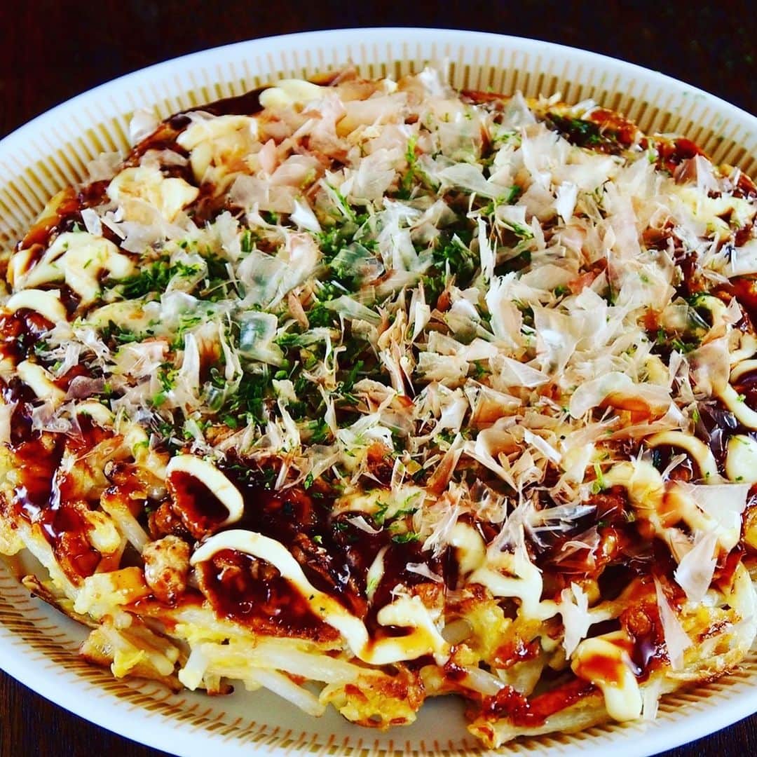 のインスタグラム：「お好み焼き食べたいけど、キャベツの千切りは面倒くさいなぁ。  店のまかないでよく作ってる、もやし１袋まるごと使った「もやしのお好み焼き」を紹介します【ヤスナリオ】 https://www.hotpepper.jp/mesitsu/entry/yasunario/19-00024  #mesitsu #メシ通 #グルメ #もやし #お好み焼き #イカフライスナック #ビールに合う #まかない #簡単 #レシピ #レシピブログ #ヤスナリオ #東京 #茶色いごはん #sprout #okonomiyaki #beer #gowellwithbeer #easy #delicious #recipe #recipeblog #japan #tokyo #yasunario」