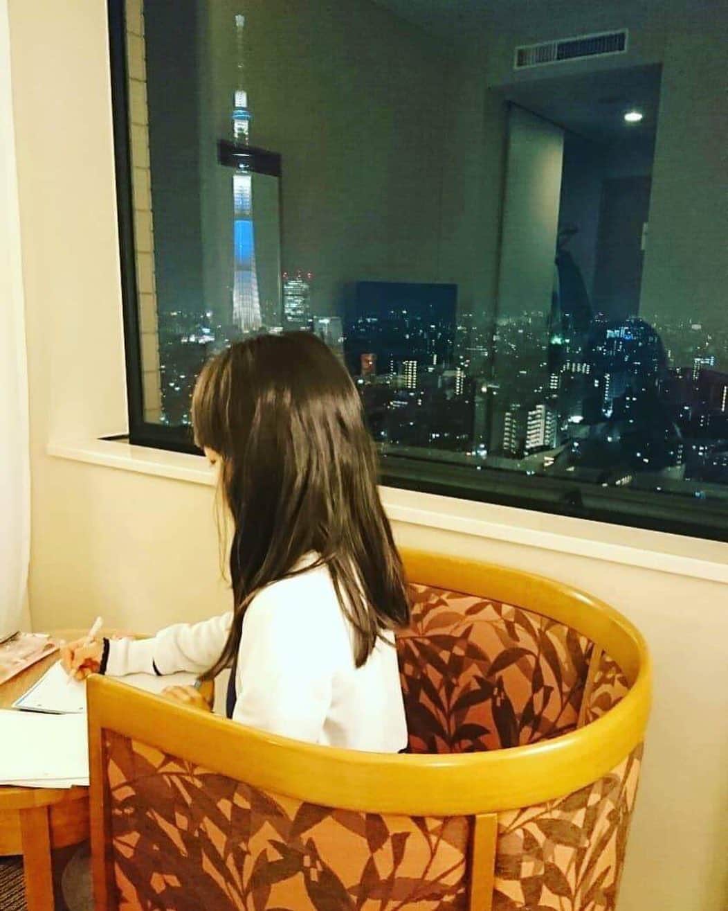 KUMON（公文式・くもん）【オフィシャル】さんのインスタグラム写真 - (KUMON（公文式・くもん）【オフィシャル】Instagram)「.﻿ @kumon_jp_official では﻿﻿﻿ 「#kumonfriends」のハッシュタグを﻿﻿﻿ つけて投稿していただいた写真を﻿﻿﻿ 紹介していきます☀️﻿ ﻿ こちらは @mimolette.k さんの1枚🎀﻿ ﻿ 東京滞在中のホテルにて✨﻿ ３月末までは、いつでも どこでも KUMON🎵﻿ 目標に向かって宿題中🎵﻿ ﻿ @mimolette.kさん、 素敵な投稿ありがとうございます😊✨﻿ ﻿ ﻿ うれしい、たのしい、KUMONの毎日♪を写真や﻿﻿動画で撮って、@kumon_jp_officialをフォローの上、ハッシュタグ「#kumonfriends」をつけて、コメントと一緒に写真を投稿してくださいね📷﻿ ﻿ ※投稿写真は、公式Instagramアカウントの投稿やKUMON BUZZ PLACE WEBサイトにてトリミング、加工の上、使用させていただく場合がございます。﻿ ※画像や動画の無断転載はお断りします。﻿ ※ダイレクトメッセージへの返信はいたしません。﻿ ﻿ #どこでもKUMON  #くもん #くもんいくもん #やっててよかった公文式 #公文 #公文式 #くもん頑張り隊 #インスタキッズ #学習スタイル #ホテル #いつでも #どこでも #いつでもどこでも #目標に #向かって #目標に向かって #宿題中 #宿題 #勉強 #スカイツリー #kumon #kumonkids #kumonsmile #study #studygram #studytime﻿ #kumonfriendsと繋がりたい」5月29日 17時00分 - kumon_jp_official
