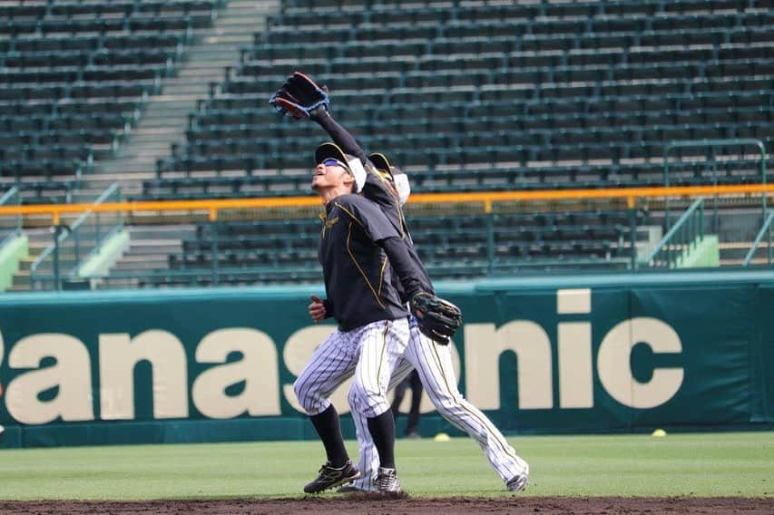 阪神タイガースさんのインスタグラム写真 - (阪神タイガースInstagram)「今日の試合前練習をクイズ形式でお届けします！ #糸原健斗 選手  #見つめる先には誰がいるでしょう？ #髙橋遥人 選手  #盾にした先輩投手は誰でしょう？ #鳥谷敬 選手 #フライを取る邪魔をされた後輩は誰でしょう？ #阪神タイガース #ぶち破れオレがヤル」5月29日 17時01分 - hanshintigers_official