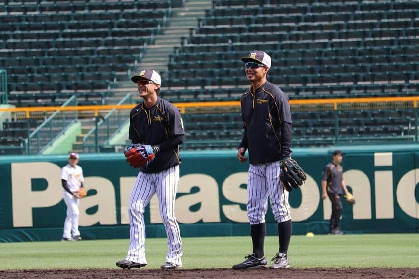 阪神タイガースさんのインスタグラム写真 - (阪神タイガースInstagram)「今日の試合前練習をクイズ形式でお届けします！ #糸原健斗 選手  #見つめる先には誰がいるでしょう？ #髙橋遥人 選手  #盾にした先輩投手は誰でしょう？ #鳥谷敬 選手 #フライを取る邪魔をされた後輩は誰でしょう？ #阪神タイガース #ぶち破れオレがヤル」5月29日 17時01分 - hanshintigers_official