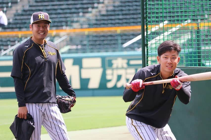 阪神タイガースさんのインスタグラム写真 - (阪神タイガースInstagram)「今日の試合前練習をクイズ形式でお届けします！ #糸原健斗 選手  #見つめる先には誰がいるでしょう？ #髙橋遥人 選手  #盾にした先輩投手は誰でしょう？ #鳥谷敬 選手 #フライを取る邪魔をされた後輩は誰でしょう？ #阪神タイガース #ぶち破れオレがヤル」5月29日 17時01分 - hanshintigers_official