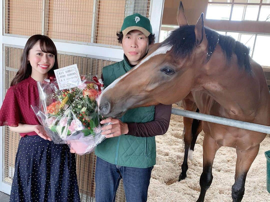 國嶋絢香さんのインスタグラム写真 - (國嶋絢香Instagram)「‪なんと、ダービー馬となった #ロジャーバローズ に会うことが出来ました🥺💞‬ ‪お花💐に興味津々で可愛い✨‬ . ‪関係者の喜びの声は、明日の #トレまる をお楽しみに❣️‬ . ‪愛嬌があってとっても素敵な子でした🎶‬ ‪お疲れのところありがとう😭🙏🏽‬ ‪辻野さんもいつもありがとうございます✨‬ . #ダービー馬に触れてしまった #改めて凄い環境にいるんだなと実感 #ゆっくり休んでね #凱旋門賞私も行きたい #スタッフさん  #よろしくお願いします (笑)」5月29日 17時20分 - ayakakunishima