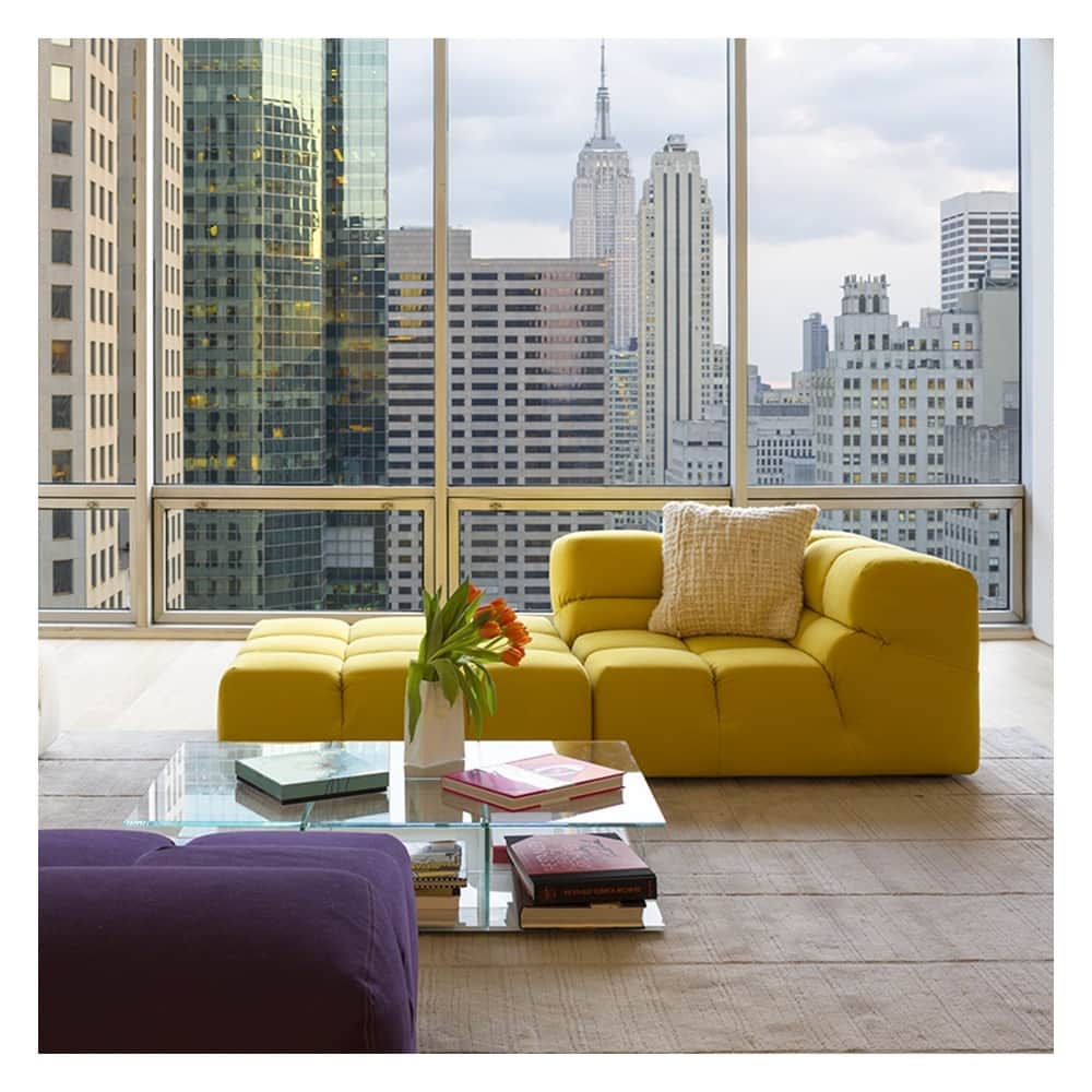 B&B Italiaさんのインスタグラム写真 - (B&B ItaliaInstagram)「Cosiness with a view: Tufty-Time by Patricia Urquiola adds a touch of colour in the heart of the Upper East Side, New York City, thanks to the mix of a conventional sofa with a free and casual lifestyle. Photo Credits: @tycole . @jameswagmanarch #bebitalia #patriciaurquiola #furnituredesign」5月29日 17時14分 - bebitalia