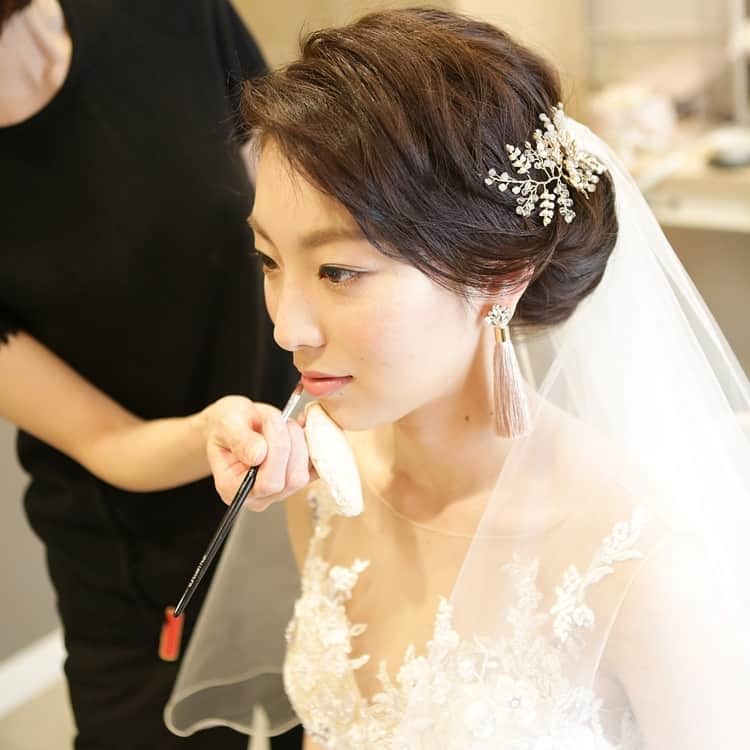 ホテルモントレウェディング【公式】 のインスタグラム：「♥ ￣￣￣￣￣￣￣￣￣￣ @montereyweddingをフォローして 『 #モントレ花嫁 』『 #ホテルモントレ』の タグをつけて投稿してくださいね＊*. . ブライズルームでのメイクシーン♡ お仕度ショットも素敵です✧ . ◆ホテルモントレ公式HPはこちら* https://www.monterey-wedding.jp . #モントレ #モントレ花婿  #dressy花嫁 #プレ花嫁 #marry花嫁 #卒花 #marryxoxo #wedding #weddingceremony #weddingreception #weddingparty #weddingdress #dress #flower #weddingbouquets #プラコレ #結婚式場 #ウエディングニュース  #日本中のプレ花嫁さんと繋がりたい #結婚式 #パーティー #披露宴 #ホテルウェディング #ウェディングドレス #カラードレス #ドレス迷子 #ドレス」