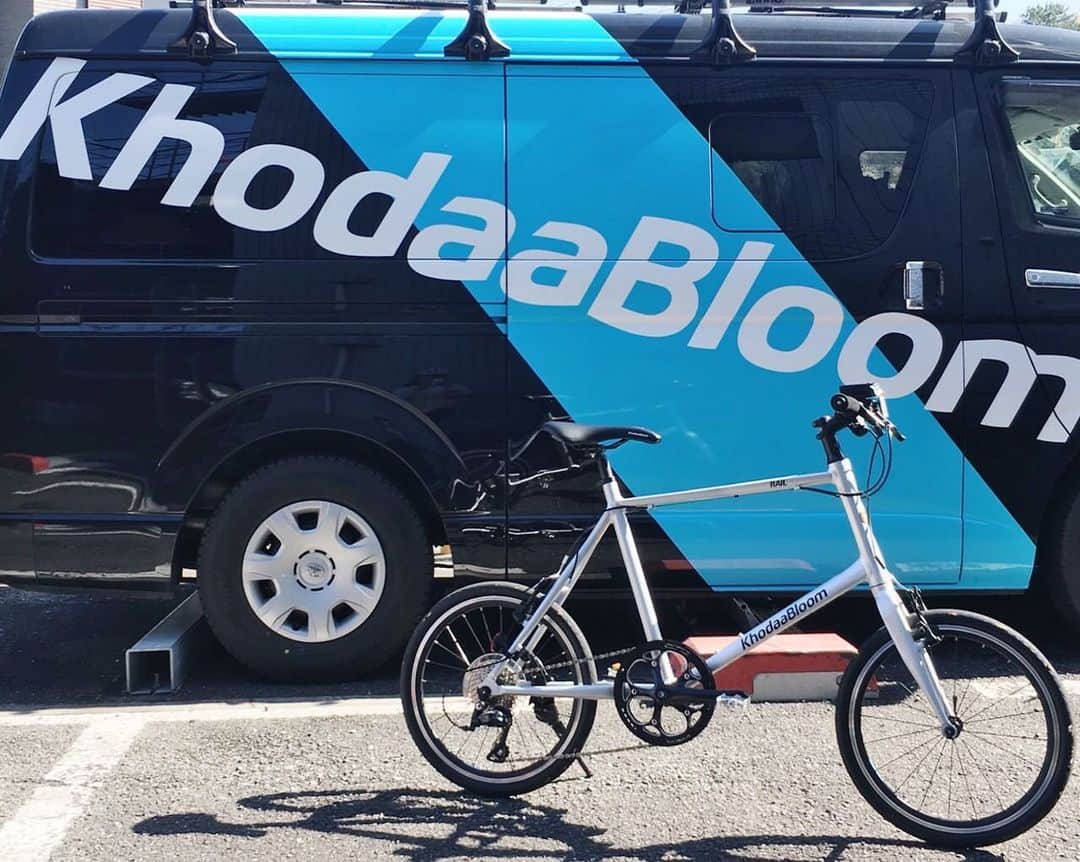 KhodaaBloomのインスタグラム：「はじめての一台として、セカンドバイクとしても最適なミニベロ。 . ミニベロは「ちょっとそこまで」の距離を走るものと思っていませんか。 . #RAIL20 はRAILシリーズの特長である「持って軽い」と「乗って軽い」を20インチサイズの車体に搭載した #スポーツミニヴェロ です。 街中を駆け抜けるのはもちろん、サイクリングも楽しめる一台です。 . ———————————— ☑︎ RAIL 20　￥62,000+税 ———————————— . #KhodaaBloom #コーダーブルーム #軽いは正義」