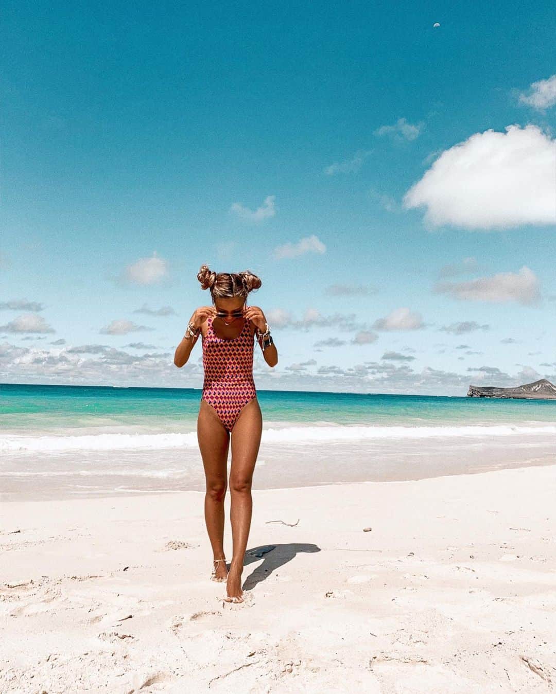 ユミ さんのインスタグラム写真 - (ユミ Instagram)「sunny × white sand × happy swimsuit﻿ via @happysocksjapan 👙☀️🍭⛰﻿ ﻿ 白砂の綺麗なビーチで着る﻿ 総柄ワンピースのビキニは﻿ 最高にハッピーなキブンにしてくれる🌈🌈🧜🏾‍♀️﻿ @happysocksjapan の﻿ Optic Square Swimsuit だよ👙﻿ ﻿ ﻿ ﻿ #AddASplashOfHappiness﻿ #HappySwimwear﻿ #HappySocks﻿ #ハッピーソックス﻿ #ハッピースイムウェア﻿ #hawaii#waimanalobeach#aloha﻿ #happyisland」5月29日 17時24分 - yuminchu1029
