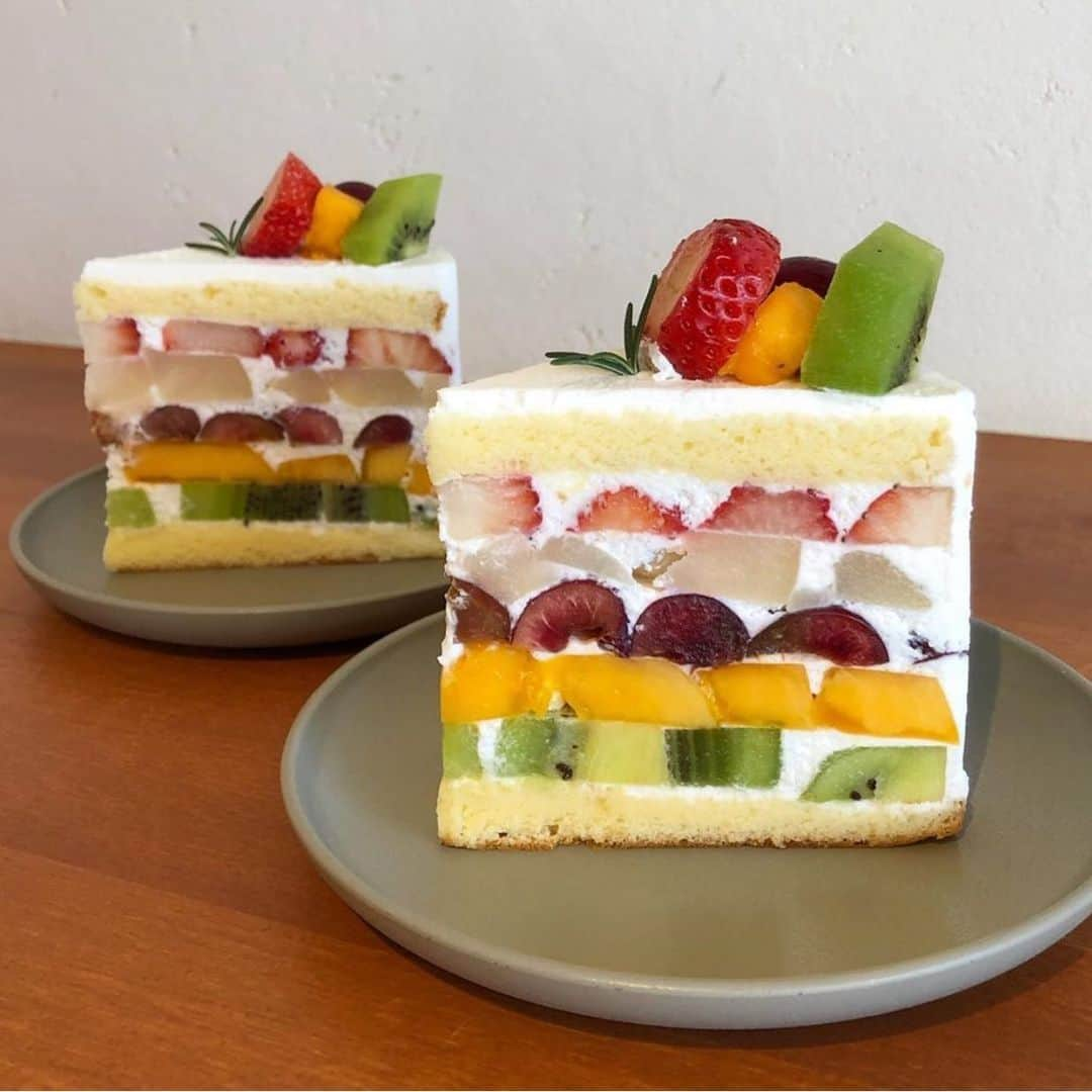 aumoグルメさんのインスタグラム写真 - (aumoグルメInstagram)「. ❤︎🍓🥝カラフルフルーツショートケーキ🍇🥭❤︎ . 5種類のフルーツがふんだんに使われた、カラフルなショートケーキ💛これぞ"萌え断"ですね🌼真ん中がスポンジではなくフルーツとクリームだけで層が作られているのもポイント🍰 . 写真提供 :  @__yk._さん﻿﻿ 素敵なお写真をありがとうございました♡﻿﻿﻿ .﻿﻿ 店名：【Caferina Baking&cuisinelab】 ぜひ訪れてみてくださいね。﻿﻿ .﻿﻿ ﻿﻿ あなたが撮影したベストグルメpicに﻿﻿ 「#aumo」を付けて教えて下さいっ☺︎﻿﻿﻿ あなたの投稿が紹介されるかも♪﻿﻿﻿﻿﻿ .﻿﻿ aumoアプリは毎日配信！おでかけや最新グルメなどaumo読者が気になる情報が満載♡﻿﻿ ダウンロードはプロフィールのURLから✔︎﻿﻿﻿ (iPhone&Android版)﻿﻿ .  #caferina#カフェリナ#フルーツ#フルーツショートケーキ#フルーツケーキ#フルーツ大好き#ショートケーキ#ケーキ#広島カフェ#広島グルメ#広島スイーツ#広島旅行#広島散歩#広島カフェ巡り#カフェ部#カフェ巡り#カフェ#カフェ好き#スイーツ部#スイーツ巡り#スイーツ#スイーツ好き#카페스타그램#카페투어#카페추천#카페탐방」5月29日 17時25分 - aumo_gourmet