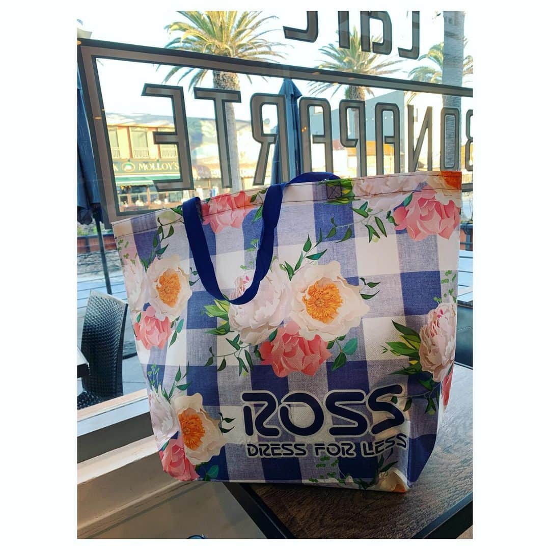 MINMIさんのインスタグラム写真 - (MINMIInstagram)「ROSSのエコバッグ🌹 シーズン毎にデザインが変わって大人気らしい。大きくて濡れても平気でビーチバッグとしても可愛い🌺 コレクターがいる程人気で日本で買えないらしいの。 少量ですが、LAから日本のみんなに届けるね💓 ↓オンラインショップにて↓ チェックしてみてね😉 http://masterbeau-online.jp/ #LAにあって日本になさそうな可愛いの見つけたら紹介するね」5月29日 17時28分 - minmidesu