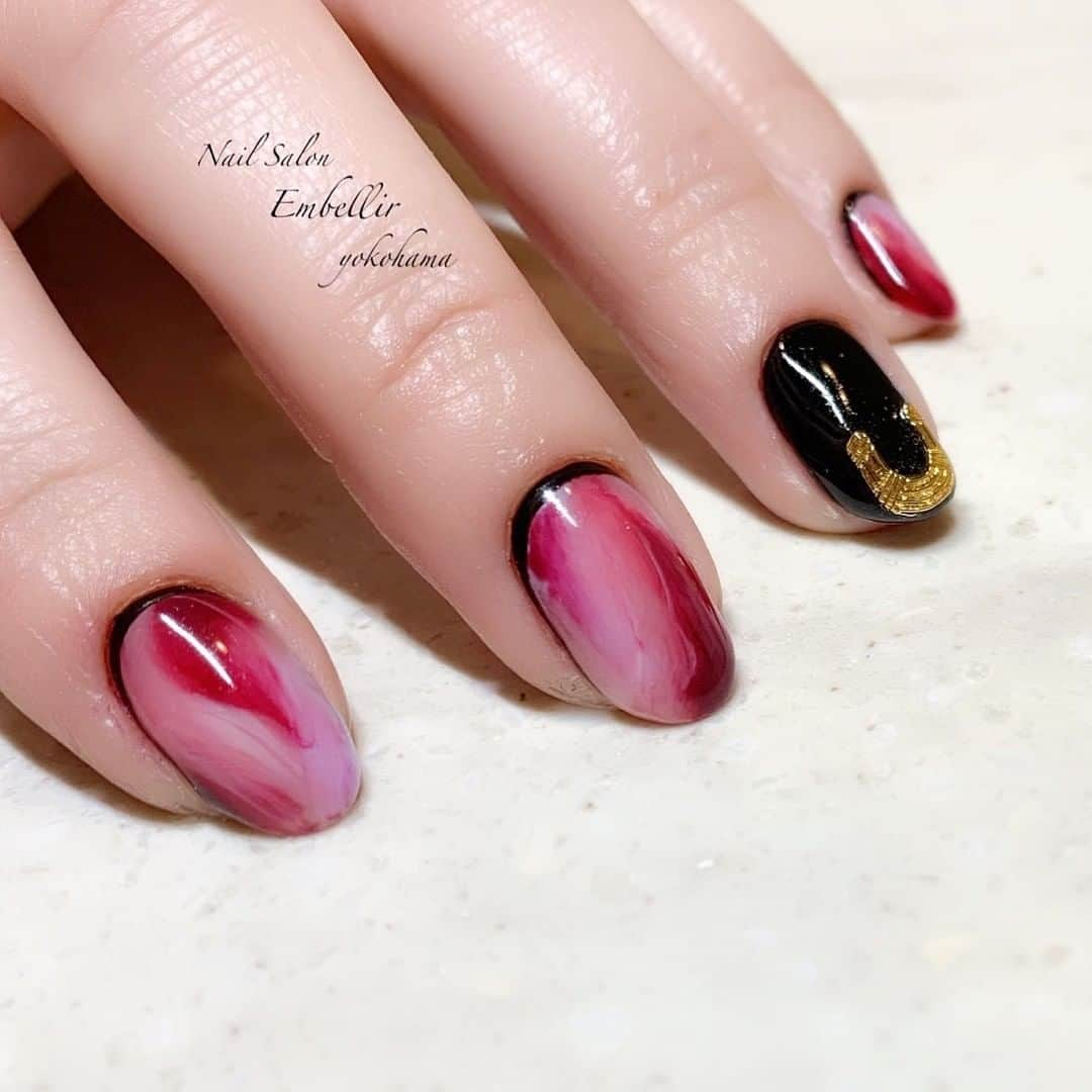 ネイルサロンEmbellir横浜店さんのインスタグラム写真 - (ネイルサロンEmbellir横浜店Instagram)「💅 . . ニュアンスエレガントネイル！！ . . #エレガント な#ニュアンスネイル ♪ . #ブラック が映えてとても上品な仕上がりになりました(^O^) . . ☆ご予約はお電話または、ホットペッパーにて☆ . . アカウントをクリックするとホットペッパーのURLがございます！！是非アクセスしてください！！ . . #オフィスネイル #ネイルサロン #ネイルデザイン  #ネイルアート #女子力ネイル #シンプルネイル  #横浜ネイルサロン #embellir #アンベリール  #ショートネイル #大人ネイル #トレンドネイル  #おしゃれネイル #大人女子ネイル #人気ネイル  #パラジェル #hpb_nail #ジェルネイル #summernails  #夏ネイル #💅 #ネイル好きな人と繋がりたい #横浜 #横浜ネイルサロン #エレガントネイル」5月29日 17時37分 - embellir111