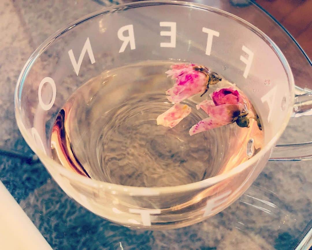 福田ゆみさんのインスタグラム写真 - (福田ゆみInstagram)「ティータイム。 香港で購入した薔薇のお茶。お花も咲いて見た目も可愛いし癒されるー。お茶の色もほんのりピンク色。 ローズの香りが豊かでほんのり甘く、あと味スッキリして美味しいじゃん！！ 好きな味。もっと自分に買えば良かったなー。 ほとんどお土産これにして良かった。笑。^_^ さっ！撮影行ってきまーす。 #ローズティー  #薔薇 #香港お土産  #ティータイム #福田ゆみ」5月29日 17時30分 - yumifukuda0511