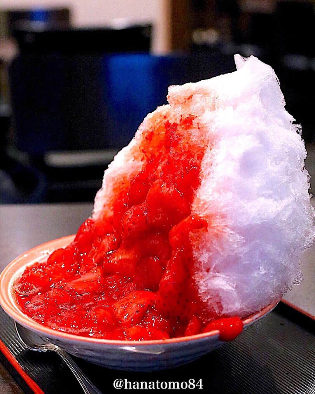 はなともさんのインスタグラム写真 - (はなともInstagram)「. . . ‪目白にある甘味処「志むら」では 天然氷に自家製イチゴシロップをたっぷりとかけた その名も「生イチゴ・天然氷」(1,134円)が食べられるぞ‬！ . 1日最高350杯ほどの注文が入ったこともある 同店の一番人気かき氷！ . イチゴの果肉は舌の上でとろけるような食感。 . 果肉を火に通すことによって甘さも増し ほどよい酸味も感じます。 . 夏を前にひんやりかき氷はいかが？ . . ————————————————— . 住所 : 東京都豊島区目白3-13-3 ‪営業時間 : [カフェ]10:00〜19:00(L.O.18:30)‬ ‪電話番号 : 03-3953-3388‬ ‪席数 : 60席‬ ‪定休日 : 日曜日‬ . JR山の手線 目白駅 徒歩数分 . ————————————————— . . #cafemiru #カフェ#カフェ部#カフェ巡り#東京カフェ#東京グルメ#東京スイーツ#スイーツ巡り#志むら#目白カフェ#かき氷部#かき氷#かき氷巡り#目白スイーツ#かき氷活動 #はなとも目白」5月29日 17時31分 - hanatomo84