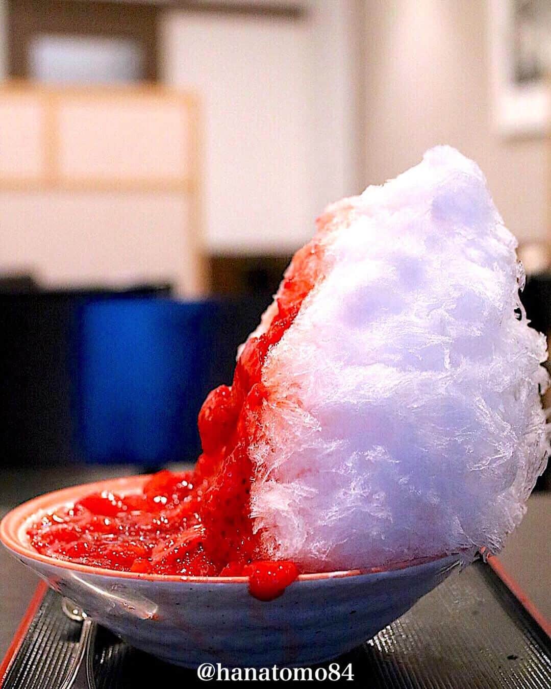はなともさんのインスタグラム写真 - (はなともInstagram)「. . . ‪目白にある甘味処「志むら」では 天然氷に自家製イチゴシロップをたっぷりとかけた その名も「生イチゴ・天然氷」(1,134円)が食べられるぞ‬！ . 1日最高350杯ほどの注文が入ったこともある 同店の一番人気かき氷！ . イチゴの果肉は舌の上でとろけるような食感。 . 果肉を火に通すことによって甘さも増し ほどよい酸味も感じます。 . 夏を前にひんやりかき氷はいかが？ . . ————————————————— . 住所 : 東京都豊島区目白3-13-3 ‪営業時間 : [カフェ]10:00〜19:00(L.O.18:30)‬ ‪電話番号 : 03-3953-3388‬ ‪席数 : 60席‬ ‪定休日 : 日曜日‬ . JR山の手線 目白駅 徒歩数分 . ————————————————— . . #cafemiru #カフェ#カフェ部#カフェ巡り#東京カフェ#東京グルメ#東京スイーツ#スイーツ巡り#志むら#目白カフェ#かき氷部#かき氷#かき氷巡り#目白スイーツ#かき氷活動 #はなとも目白」5月29日 17時31分 - hanatomo84