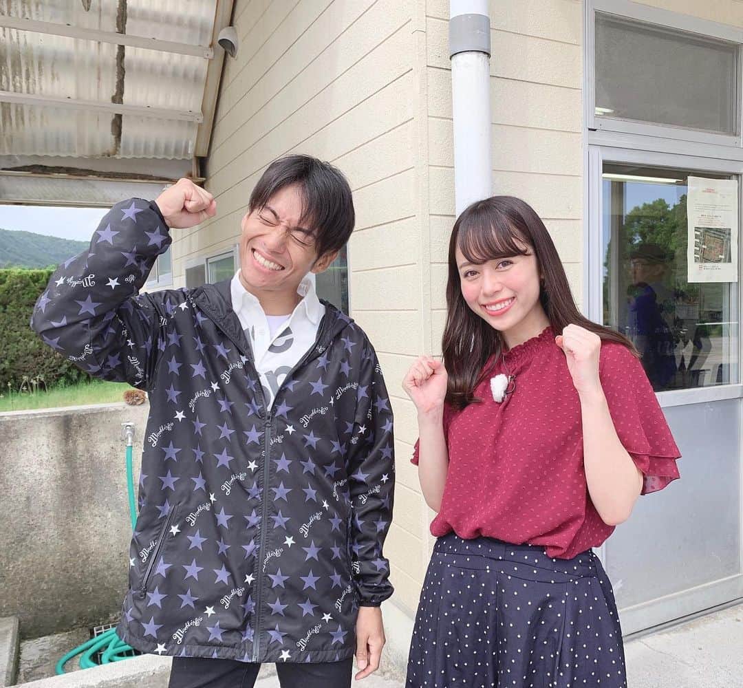 のインスタグラム：「そして、ダービージョッキーとなった浜中俊騎手からは「やったぁ〜✊🏽」ポーズ頂きました😆✨ photo by 林局長 . 当日は、こんな表情をする余裕も無かったんだとか（笑） 林さんとの素敵すぎるインタビューもお楽しみにです💕 . . #半袖で色んな媒体からのインタビュー #長時間立ちっぱなしで寒くなってきたのか藤岡佑介騎手から上着を拝借していた浜中騎手  #藤岡佑介騎手はなんとも言えない格好で調教へ #それを見て林さんが凄い笑ってた #それを聞いて浜中騎手も凄い笑ってた  #たくさんの笑顔があふれる今日のトレセン  #ダービー制覇本当におめでとうございます」